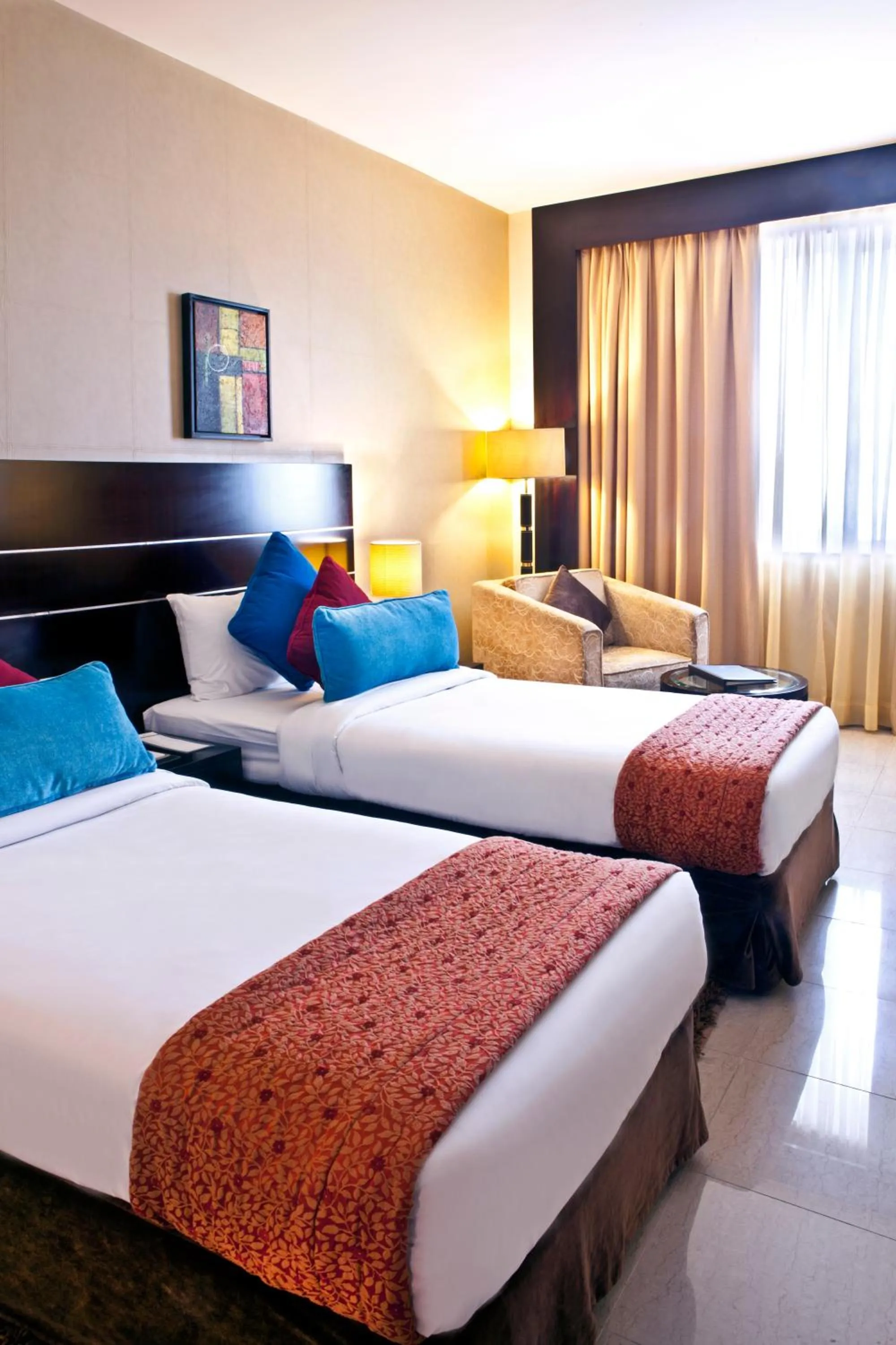 Superior Twin Room in Landmark Riqqa Hotel