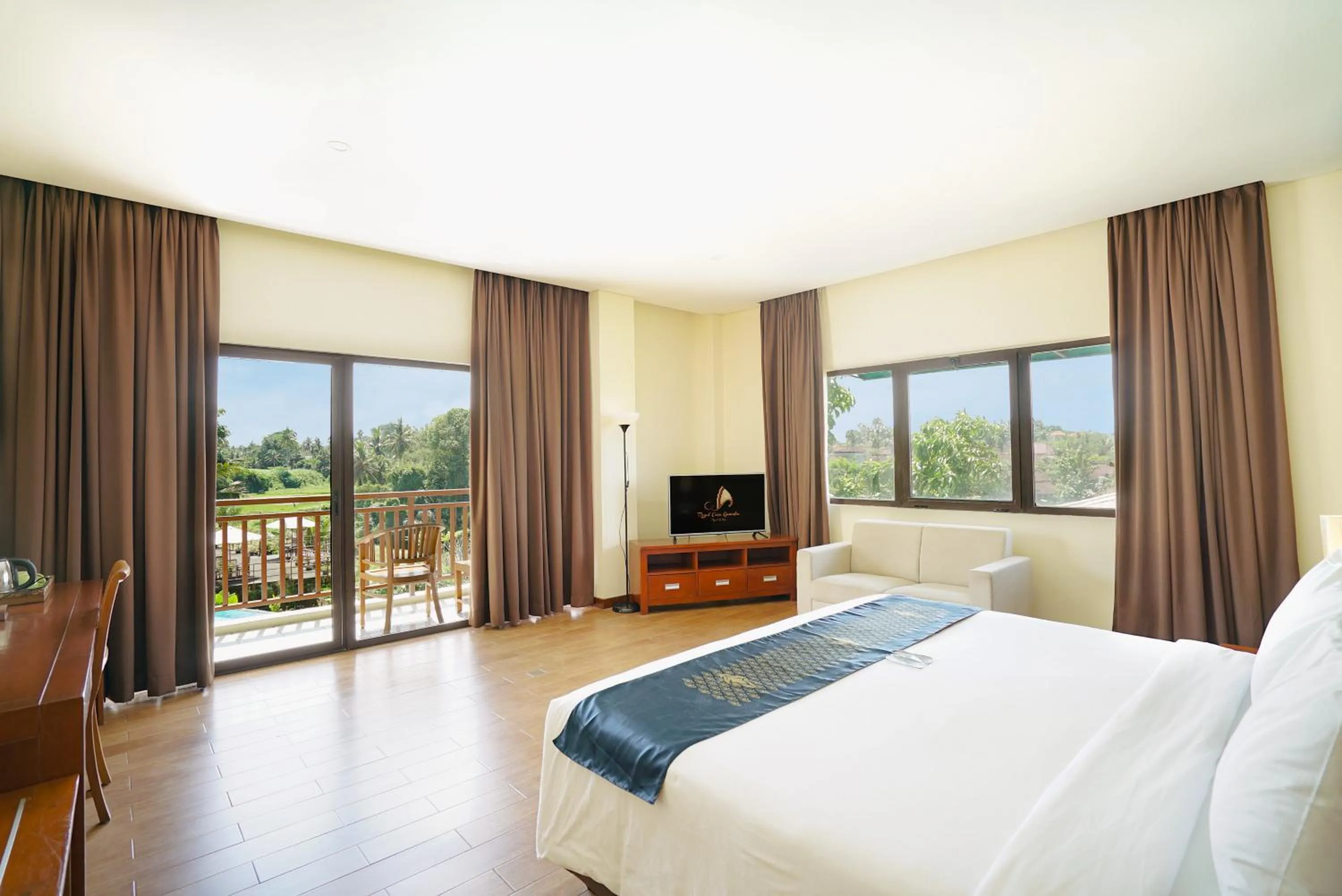 Suite Room with Balcony in Royal Casa Ganesha