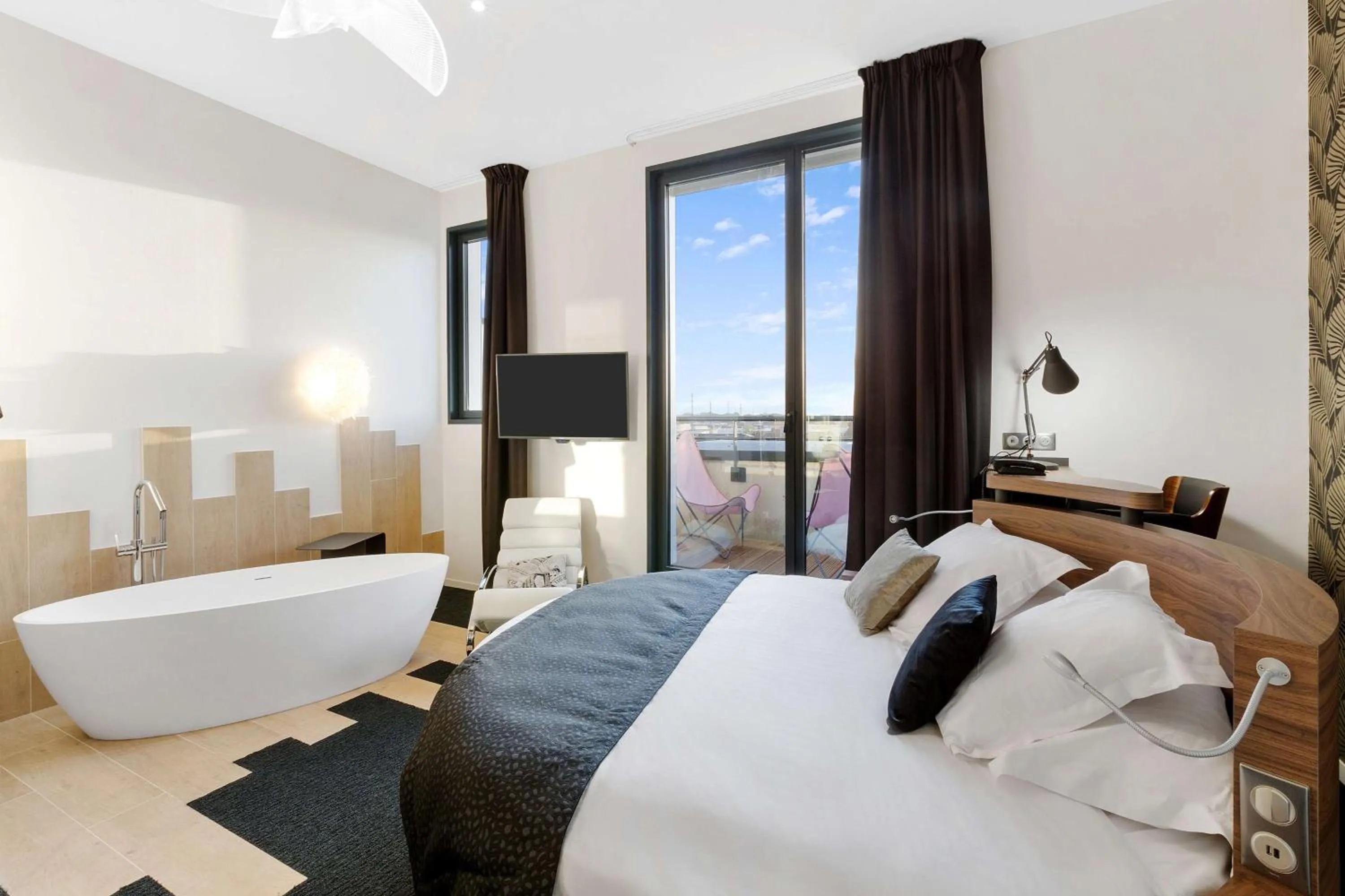 Junior King Suite with Round Bed and Spa Access in Best Western Plus Europe Hôtel Brest