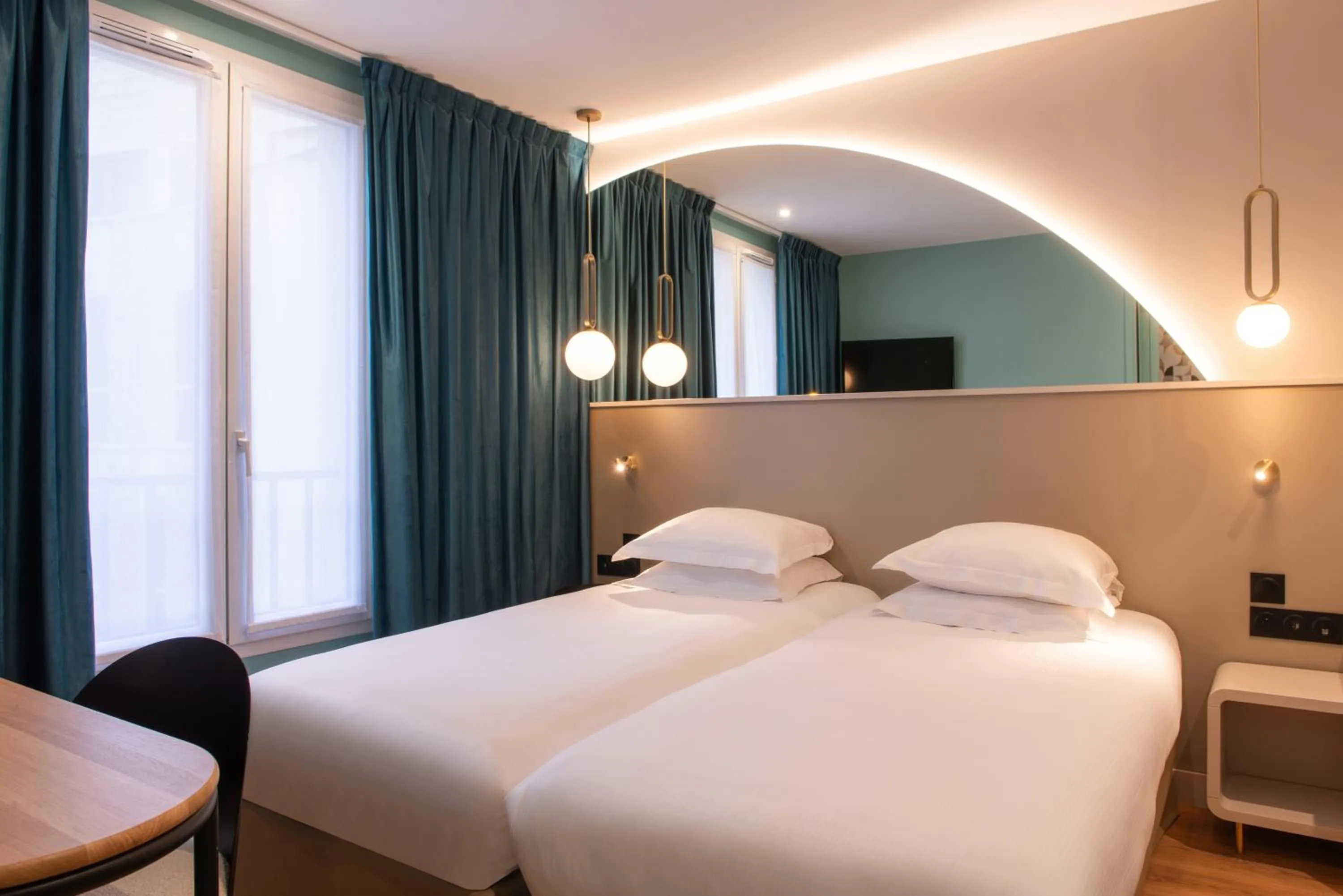 Twin Room in Arc Elysées