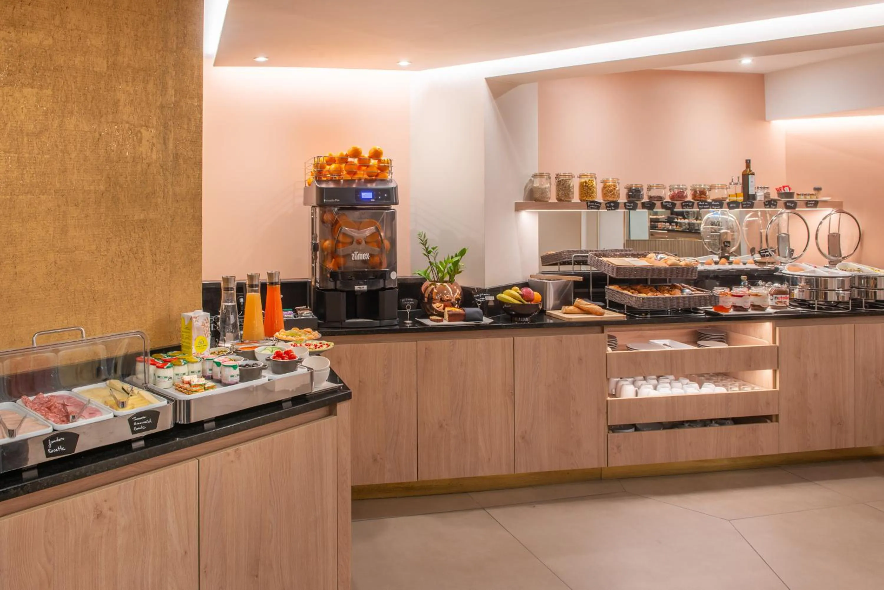 Buffet breakfast in Arc Elysées
