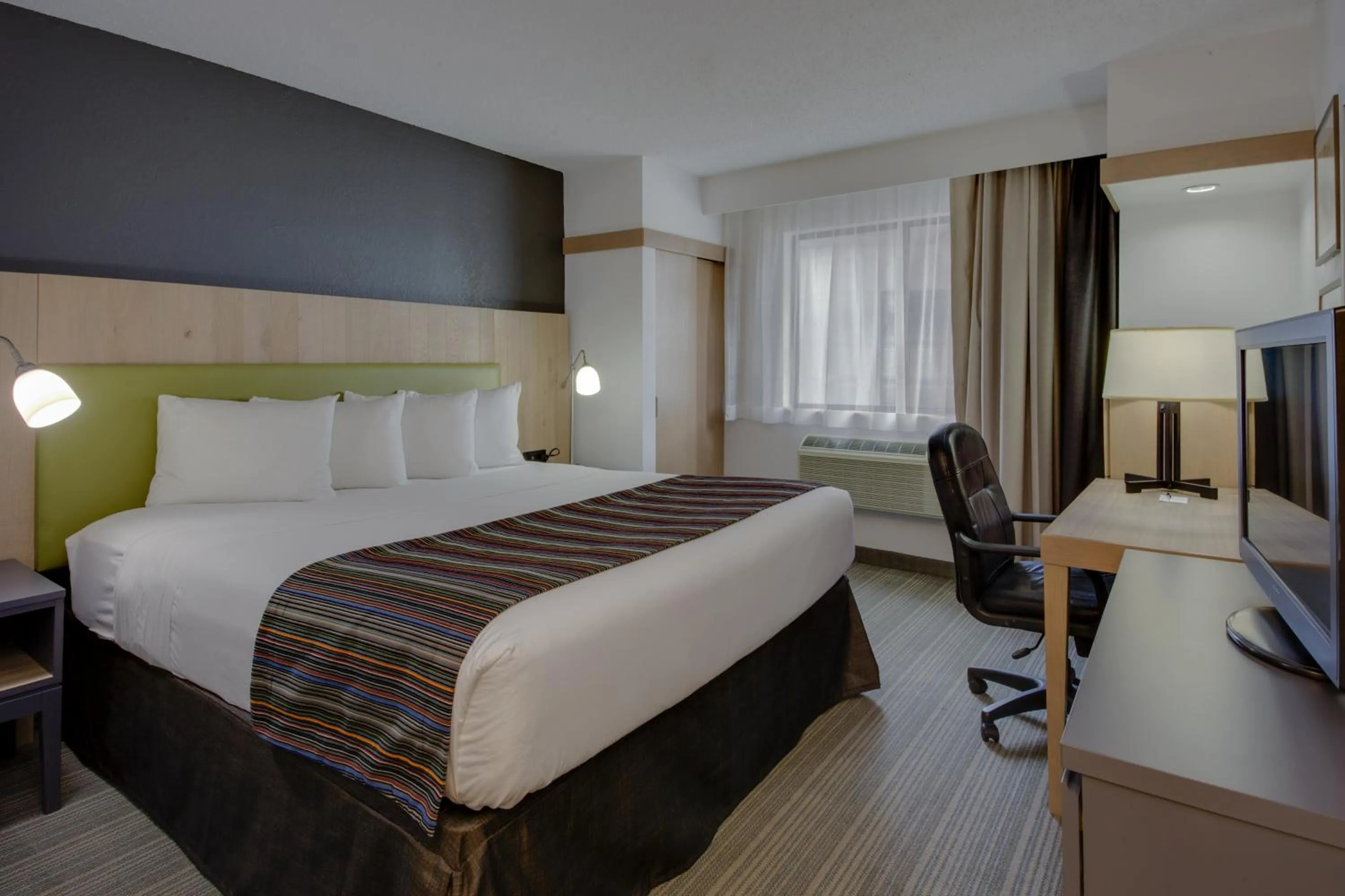 Queen Room - Non-Smoking in Country Inn & Suites by Radisson, Frederick, MD