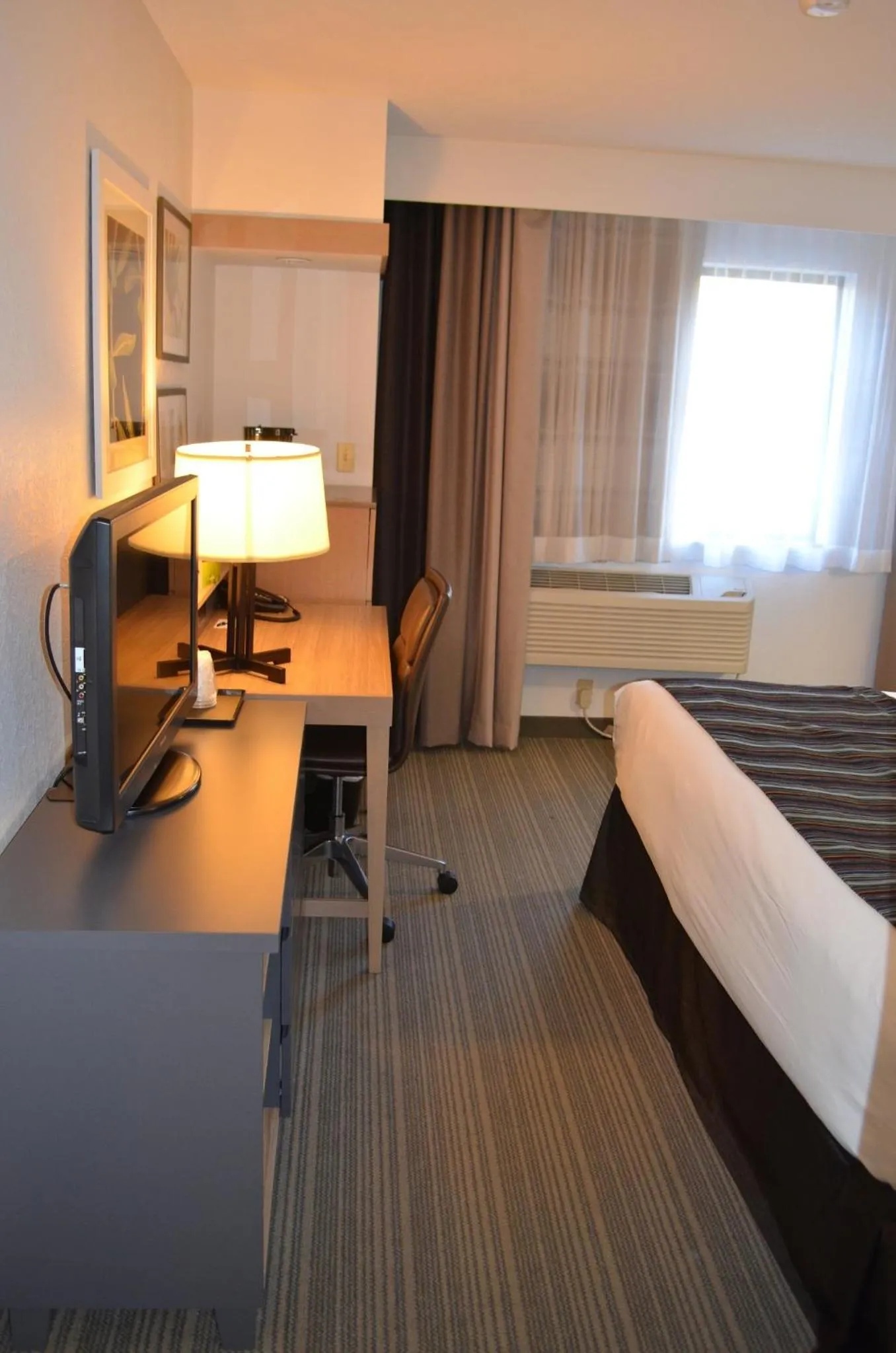 King Room with Roll-in Shower - Disability Access/Non-Smoking in Country Inn & Suites by Radisson, Frederick, MD