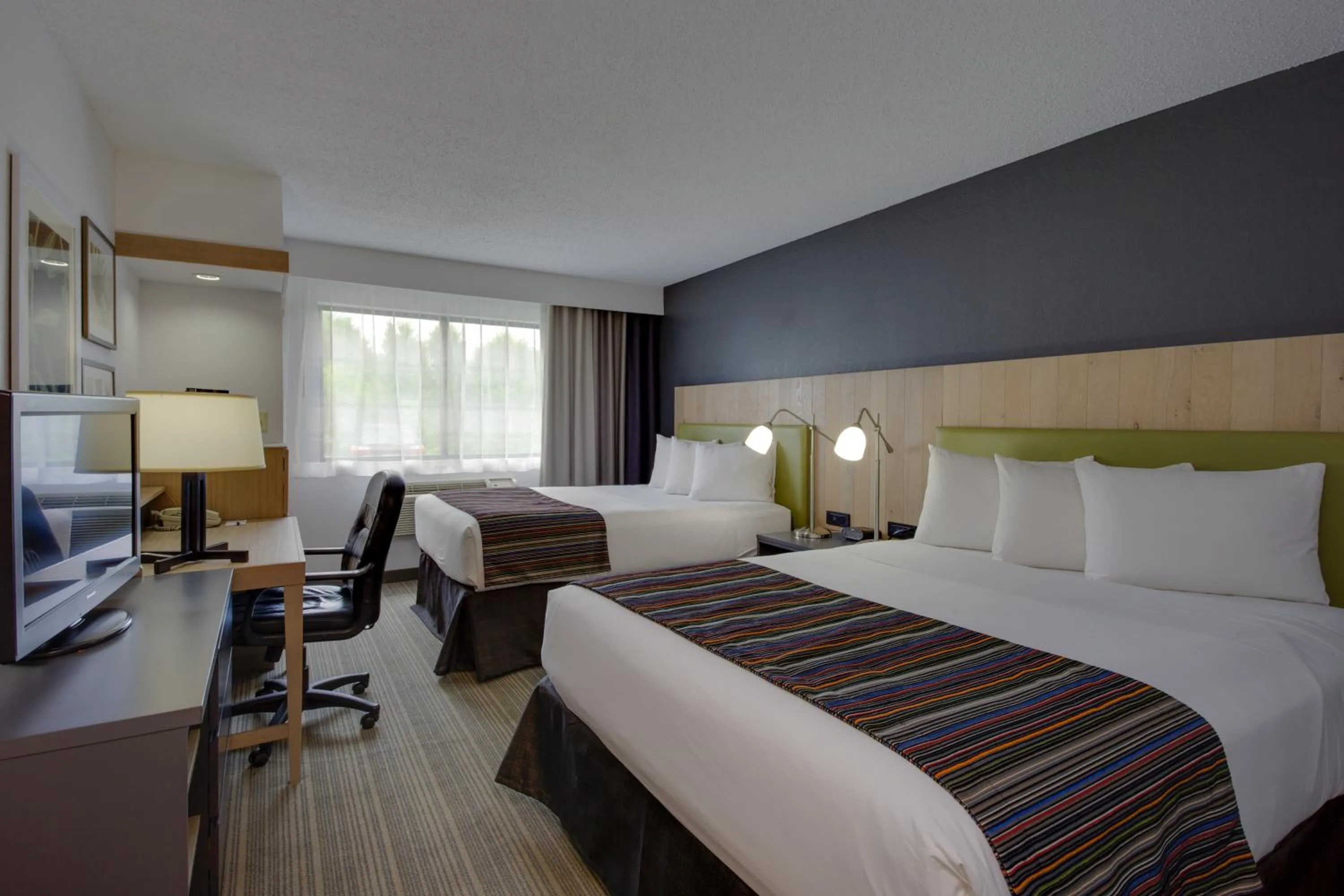 Queen Room - Accessible/Non-Smoking in Country Inn & Suites by Radisson, Frederick, MD
