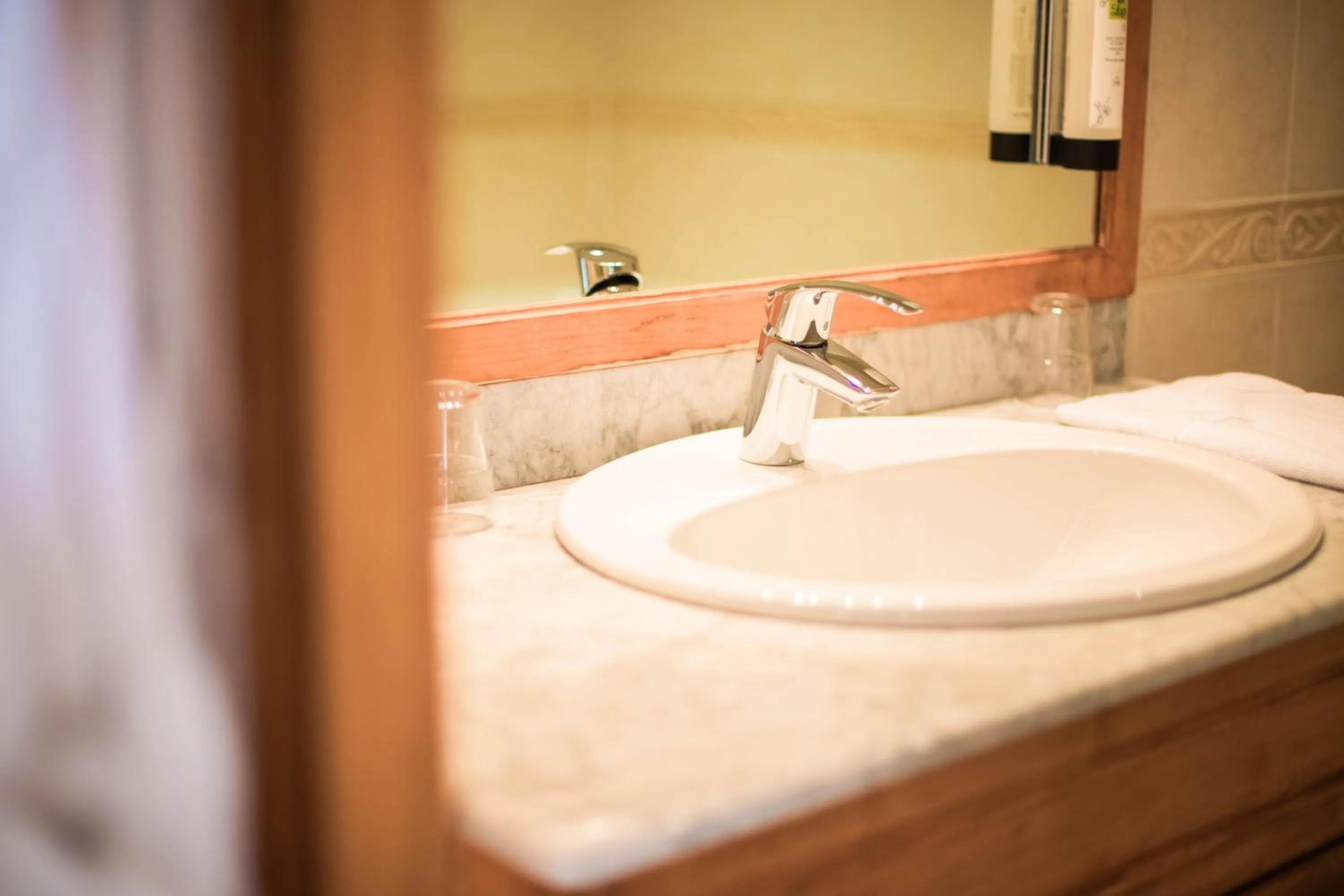 Quadruple Room in Logis Hôtel & Restaurant d'Angleterre