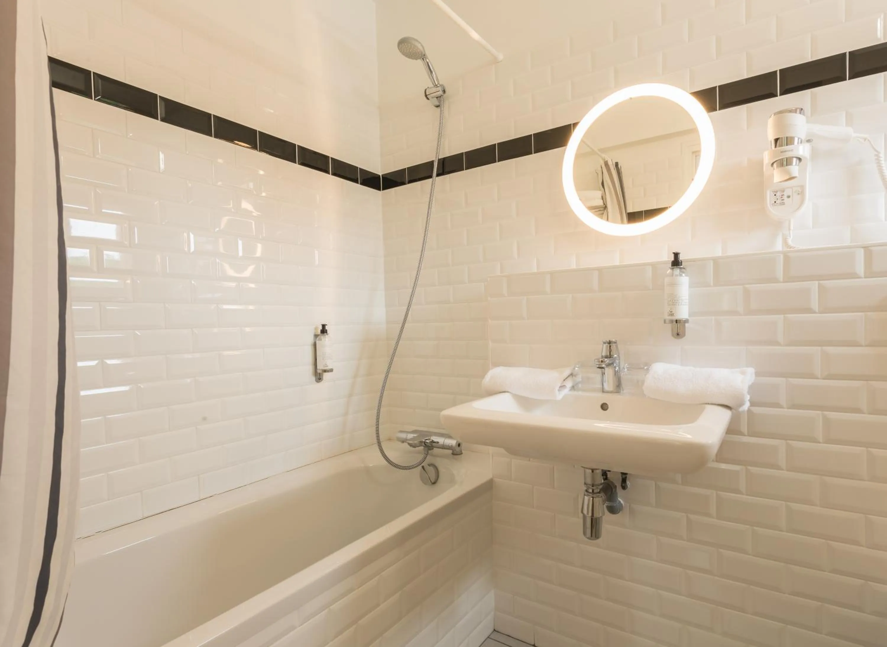 Twin Room with Bath in Logis Hôtels - Le Belvédère - Hôtel 2 étoiles et Restaurant