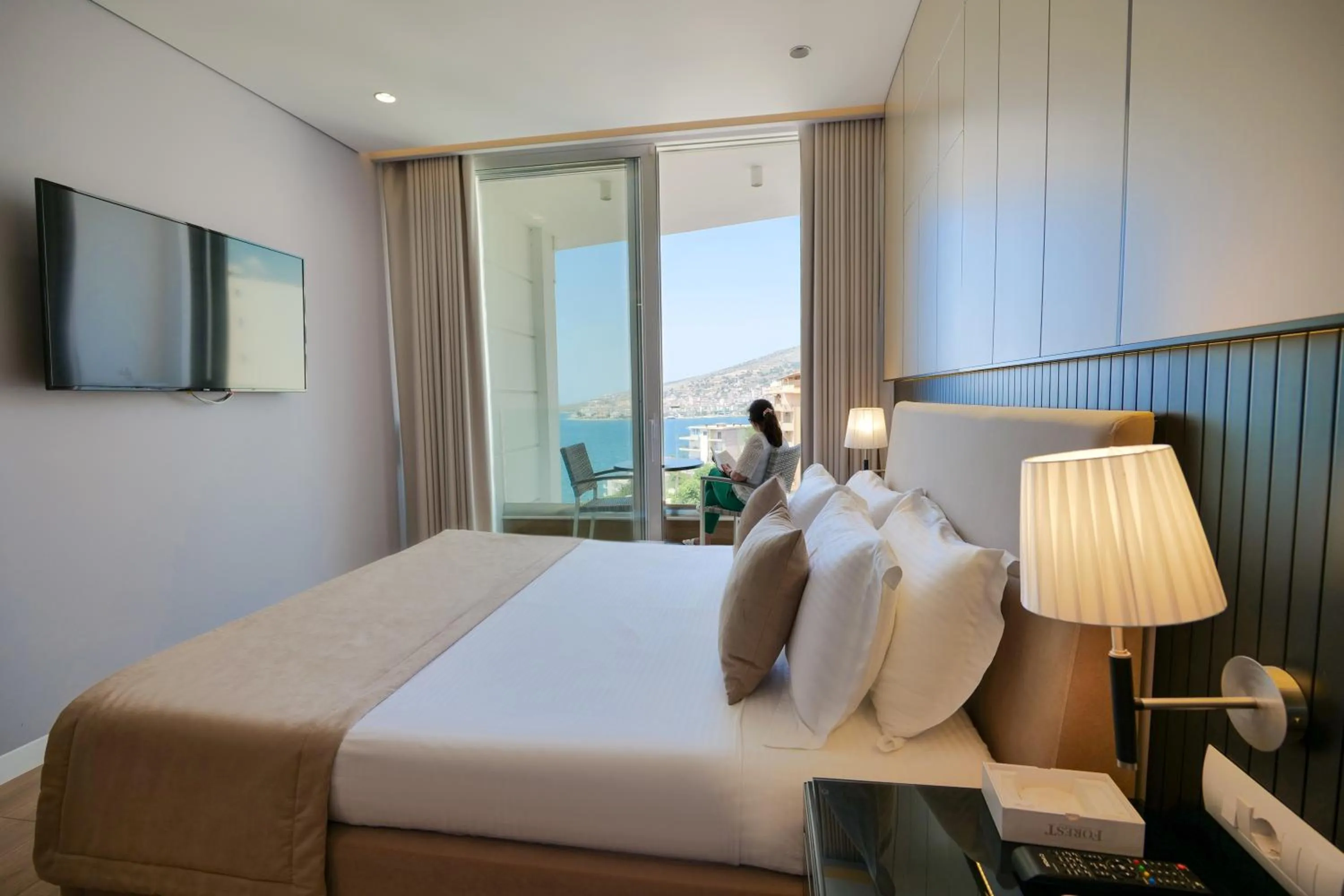 King Suite with Sea View in Hotel Oasis