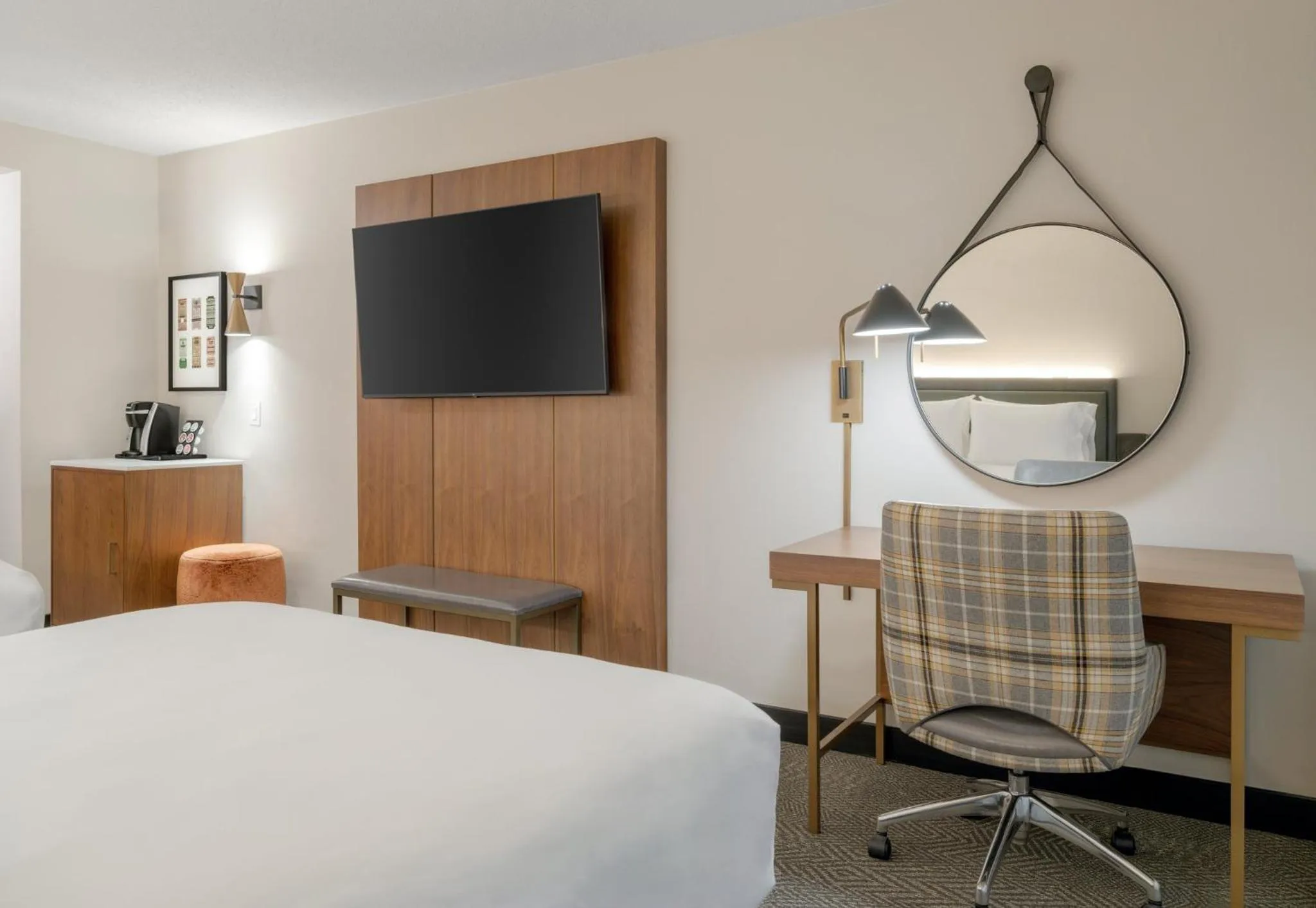 Standard Queen Room with Two Queen Beds and Tub - Mobility/Communications Accessible in Crowne Plaza Indianapolis-Dwtn-Union Stn by IHG
