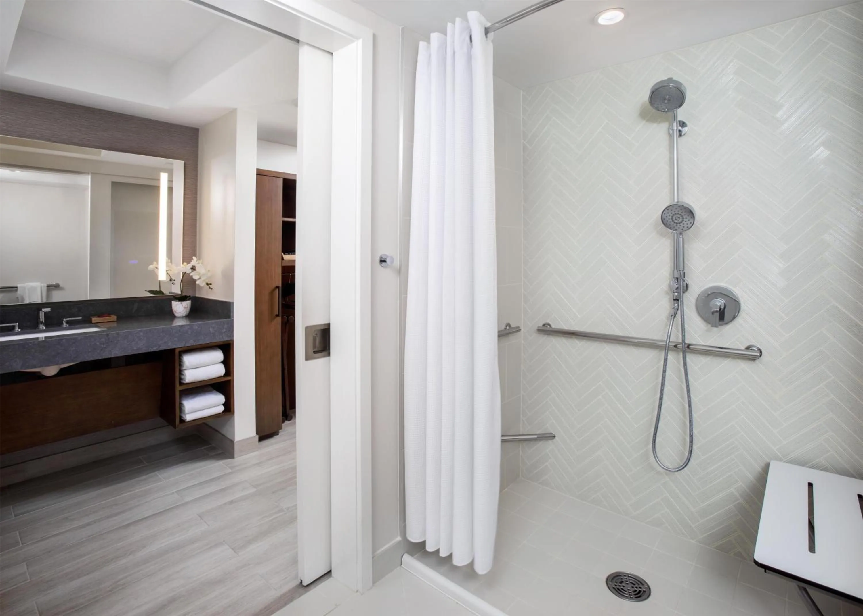 King Room with Accessible Shower - Disability Access in Hyatt Regency Maui Resort & Spa