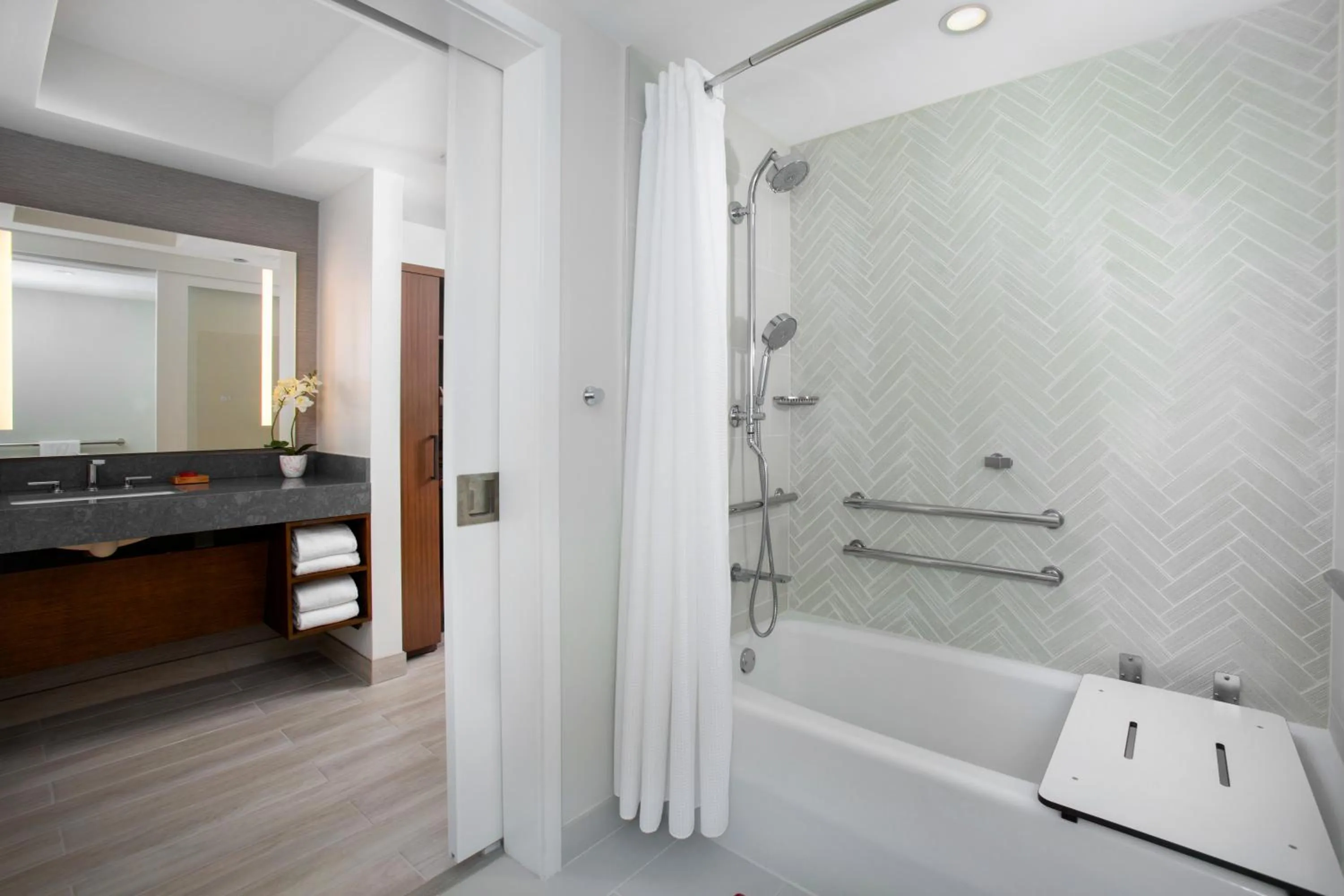 Queen Room with Two Queen Beds and Accessible Tub - Disability Access in Hyatt Regency Maui Resort & Spa