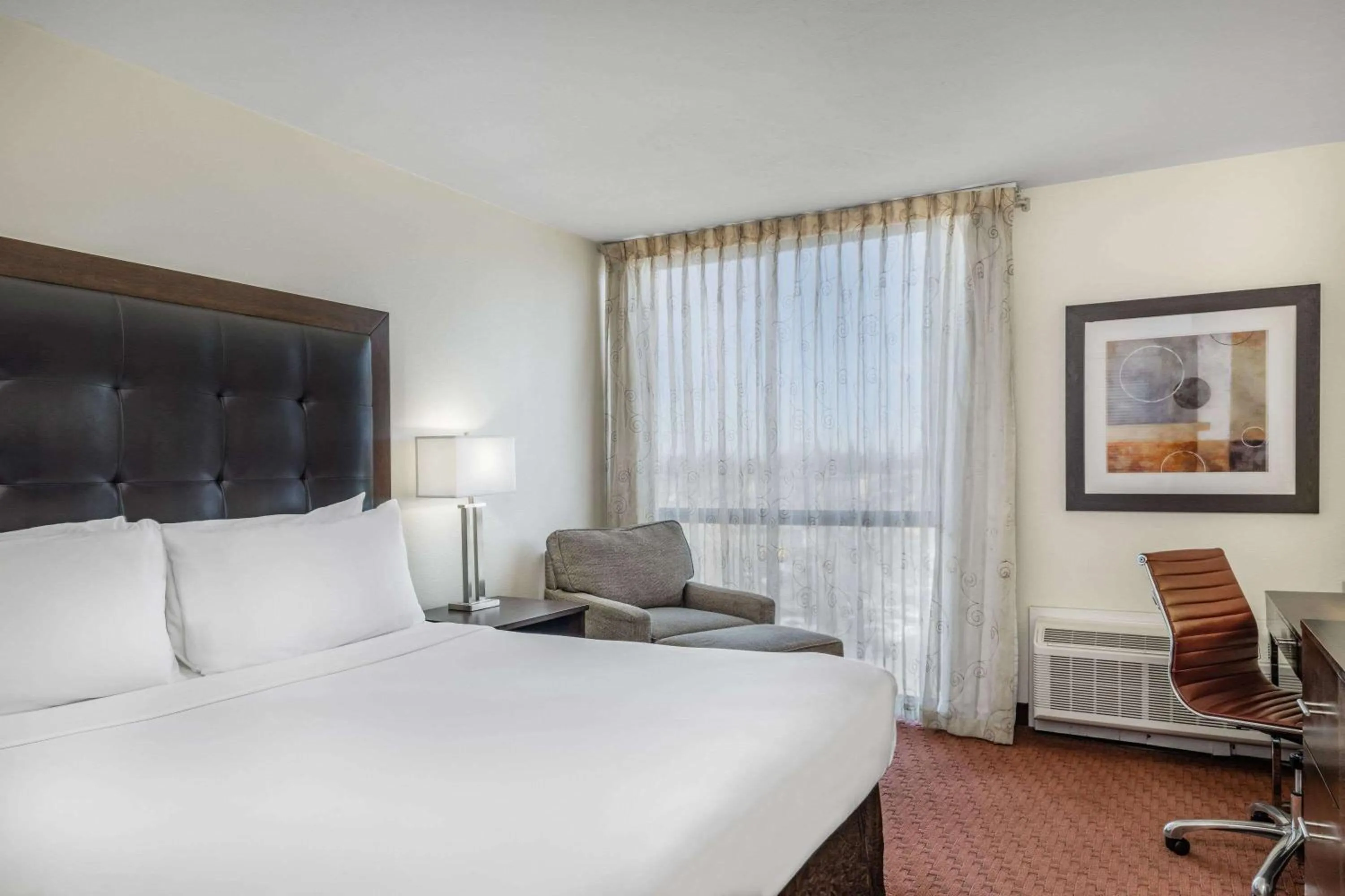 1 King Bed, Mobility Accessible Room, Bathtub w/ Grab Bars, Non-Smoking in Wyndham Sacramento