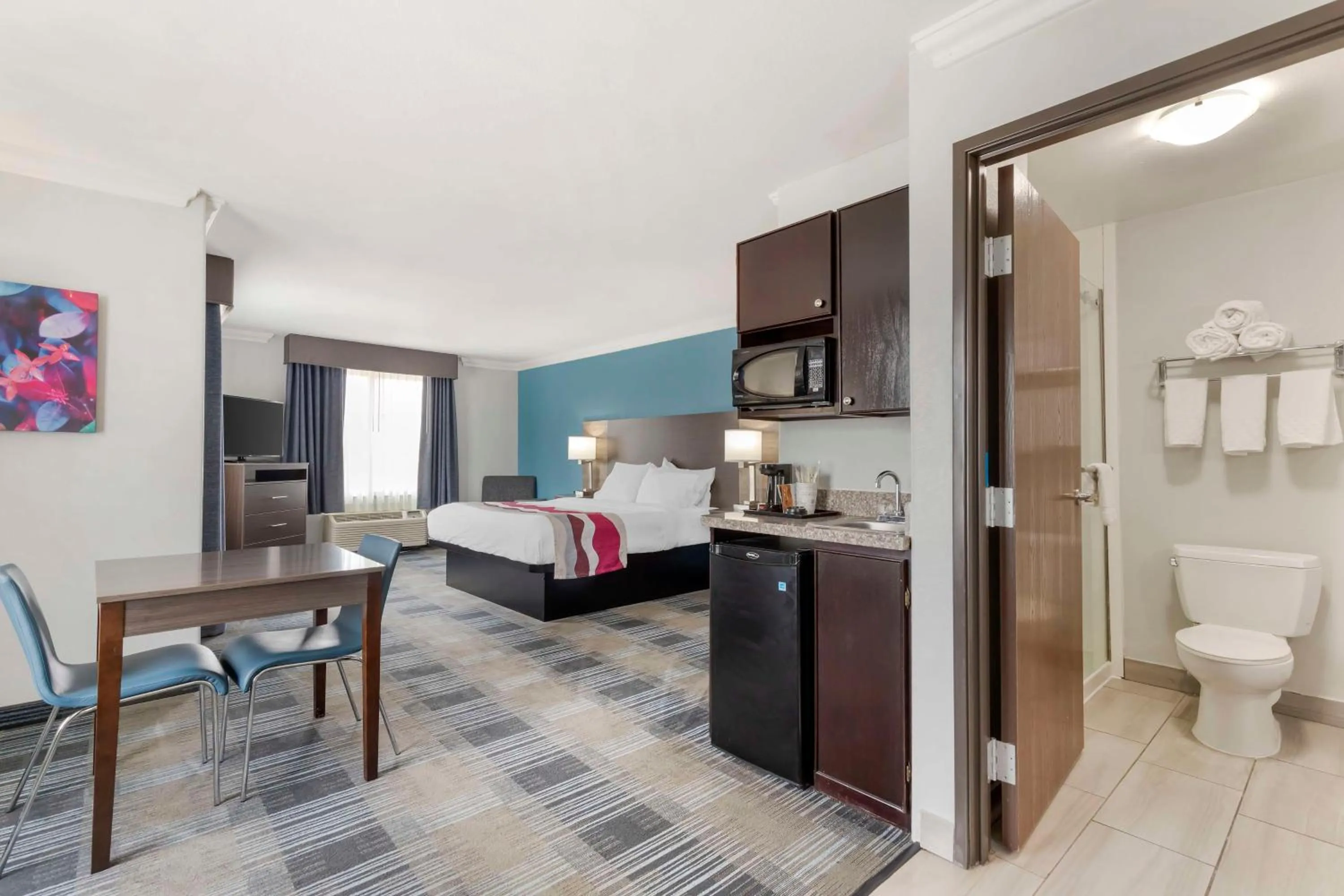 Corner King Suite with Sofa Bed in Best Western Medical Center North Inn & Suites Near Six Flags