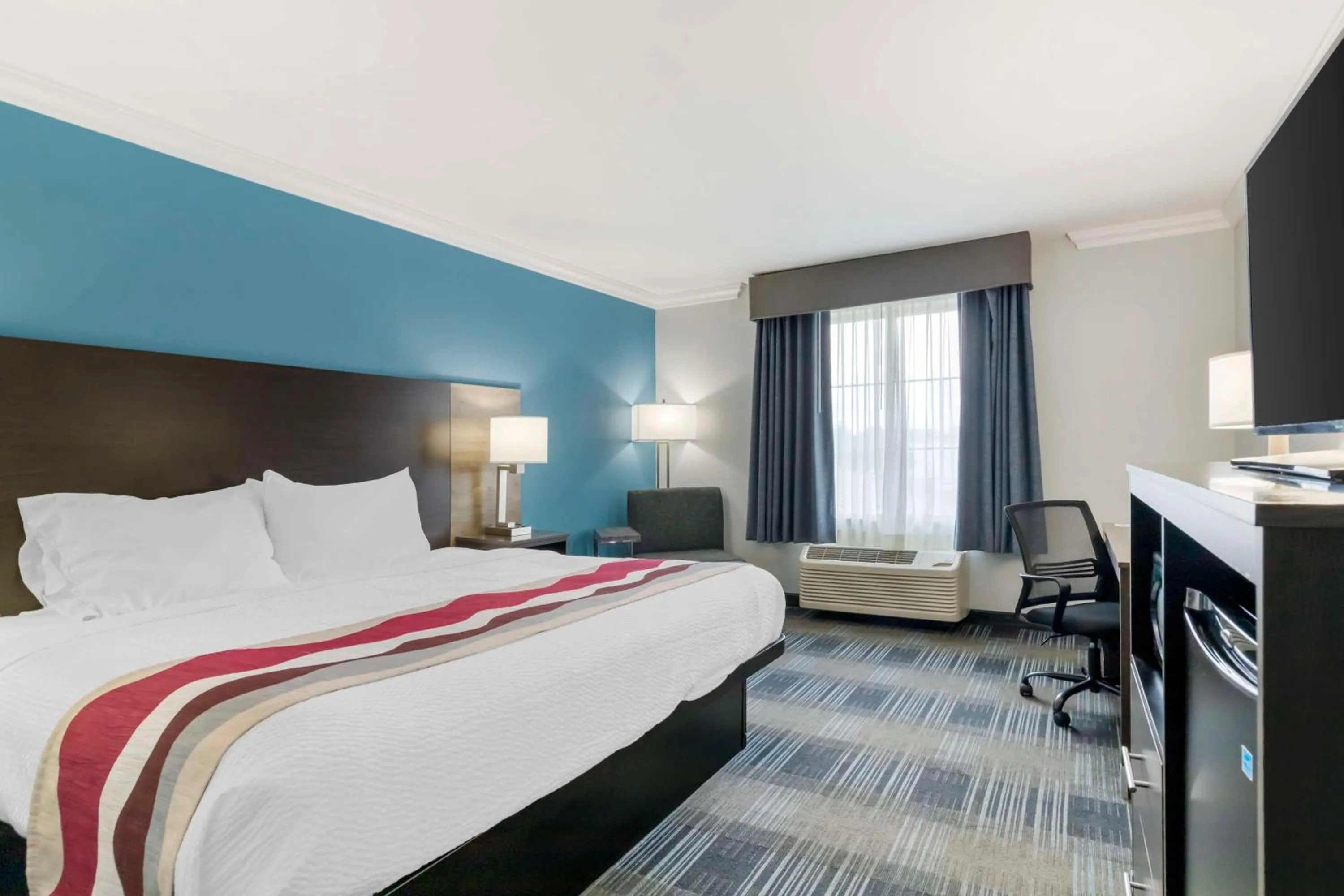 King Room in Best Western Medical Center North Inn & Suites Near Six Flags