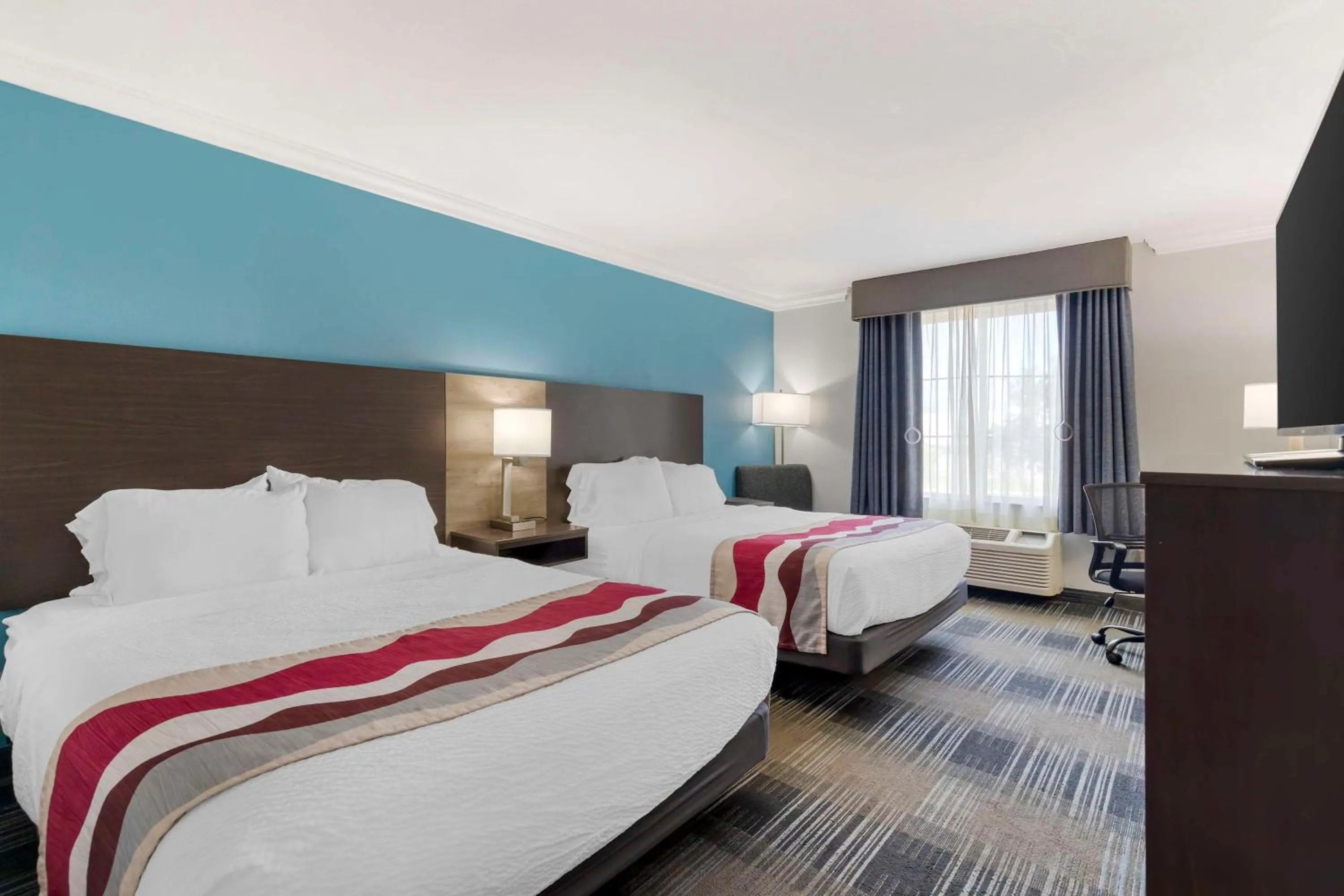 Queen Room with Two Queen Beds and Mobility Accessible Bathtub in Best Western Medical Center North Inn & Suites Near Six Flags