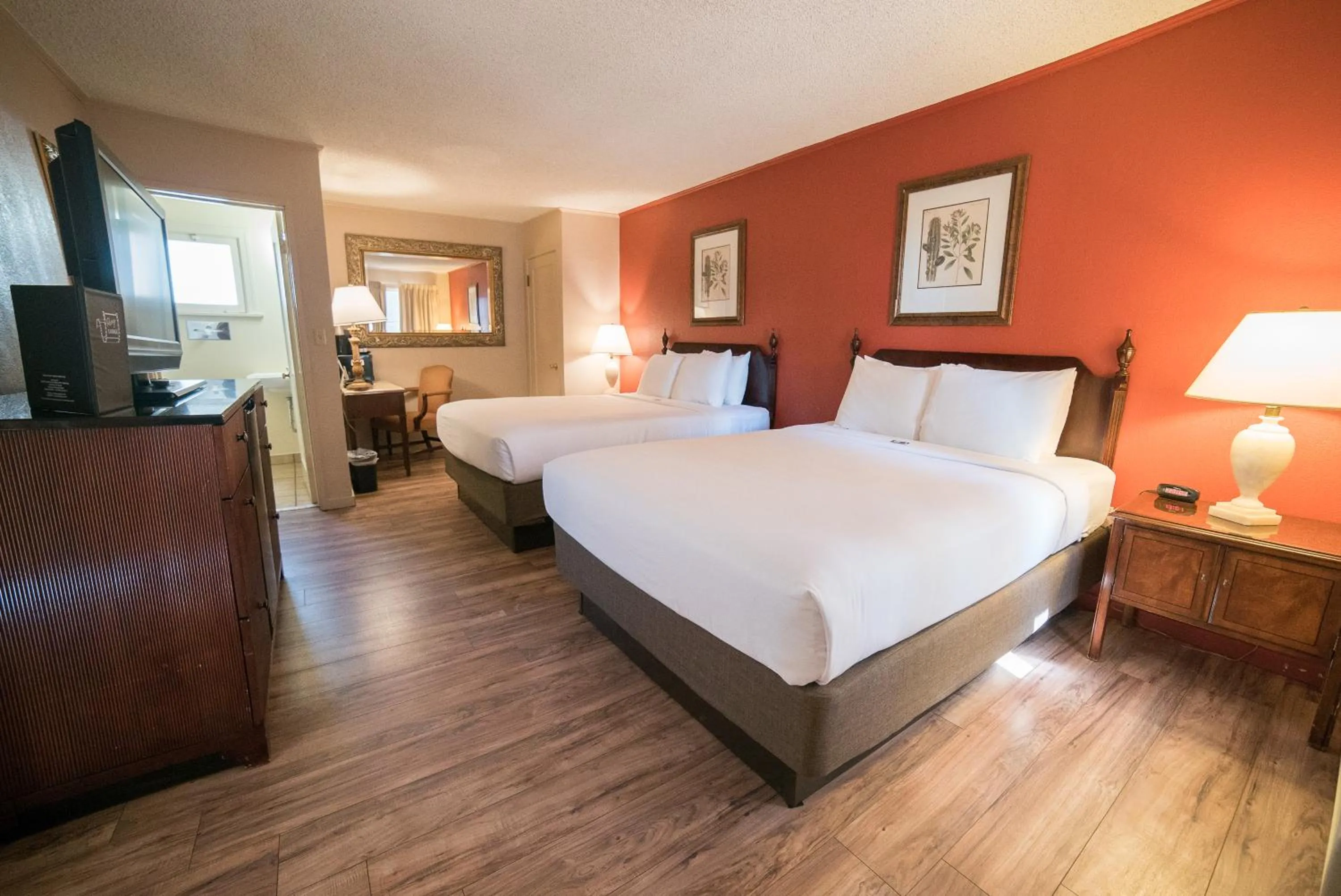 Three Queen Hollow Family Suite in Parry Lodge