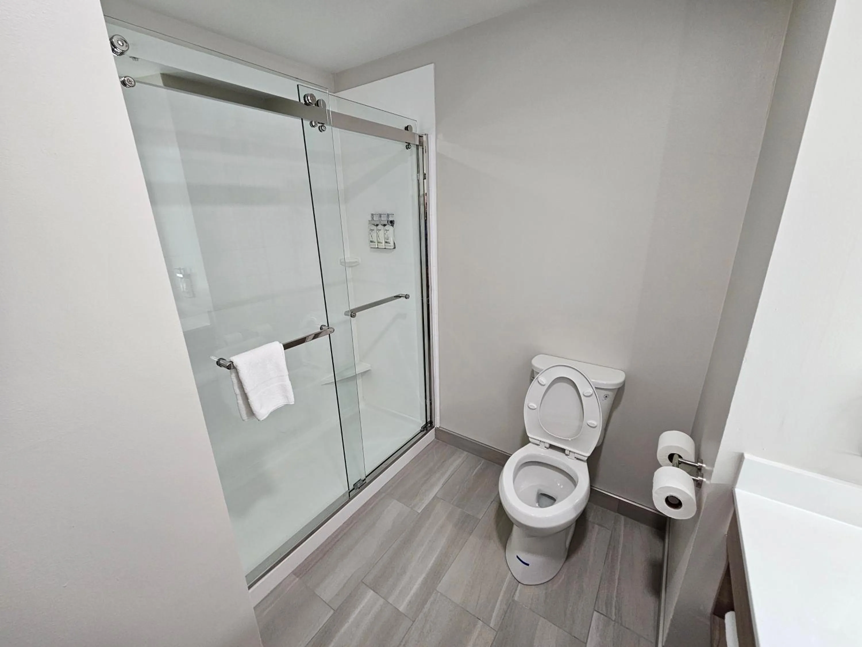 Standard King Room in Holiday Inn Express Hotel & Suites Cincinnati-Blue Ash by IHG