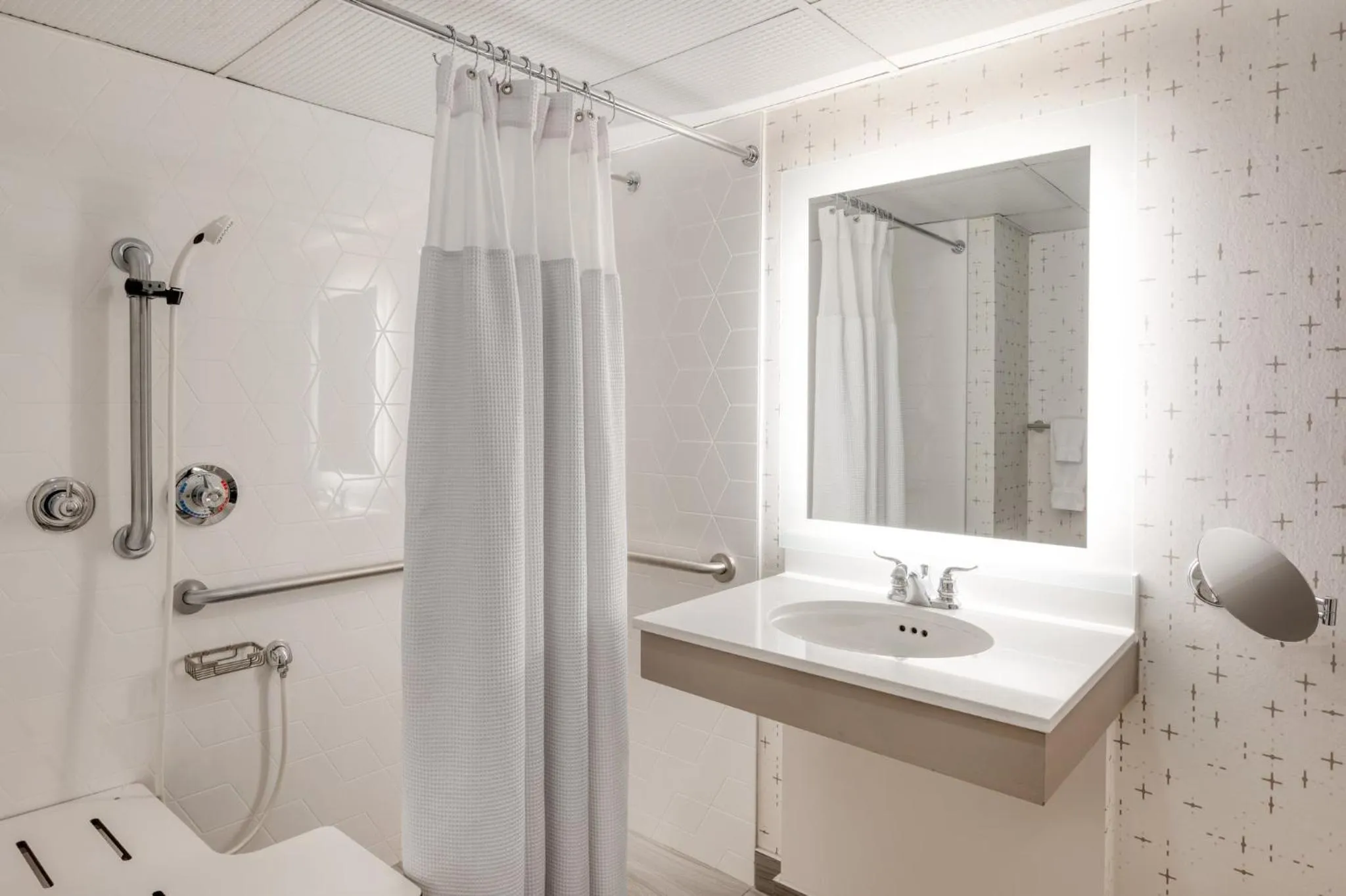 Standard Queen Room with Roll-in Shower - Mobility Access in Crowne Plaza Indianapolis-Airport by IHG