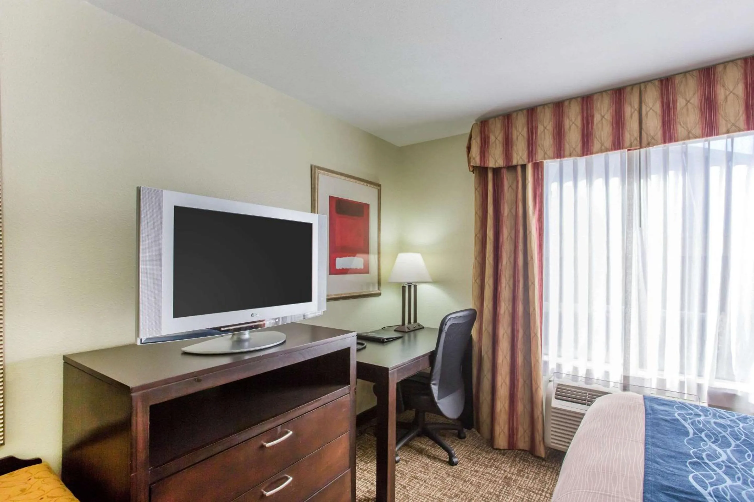 King Suite - Non-Smoking in Comfort Inn Franklin Highway 96