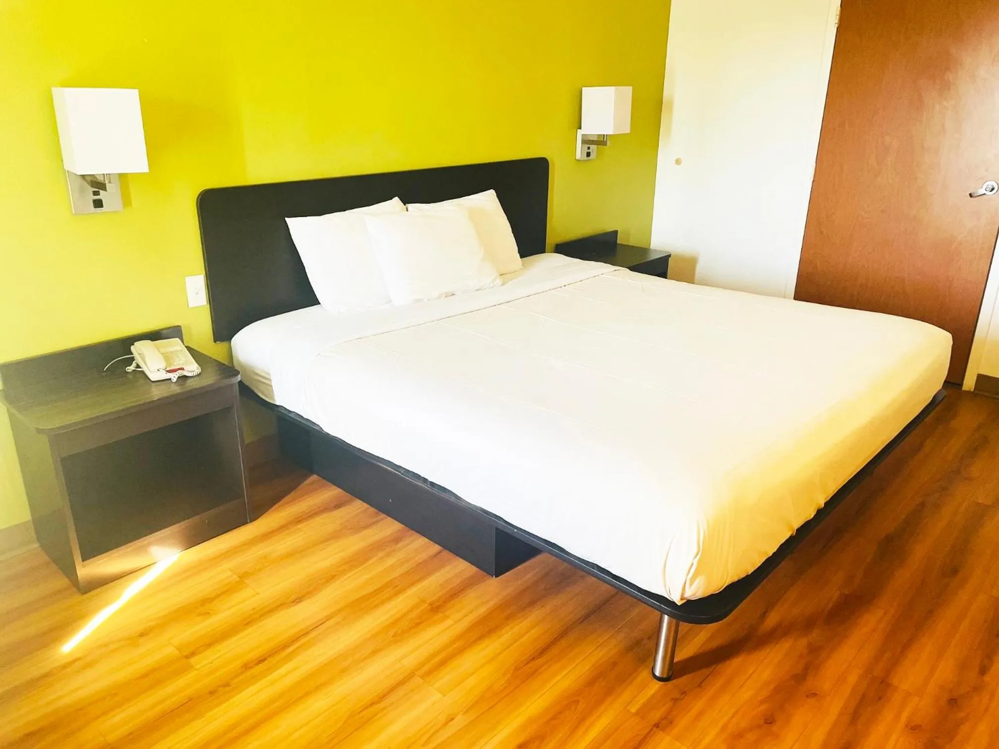 King Room in Willow Lodge Willoughby Cleveland