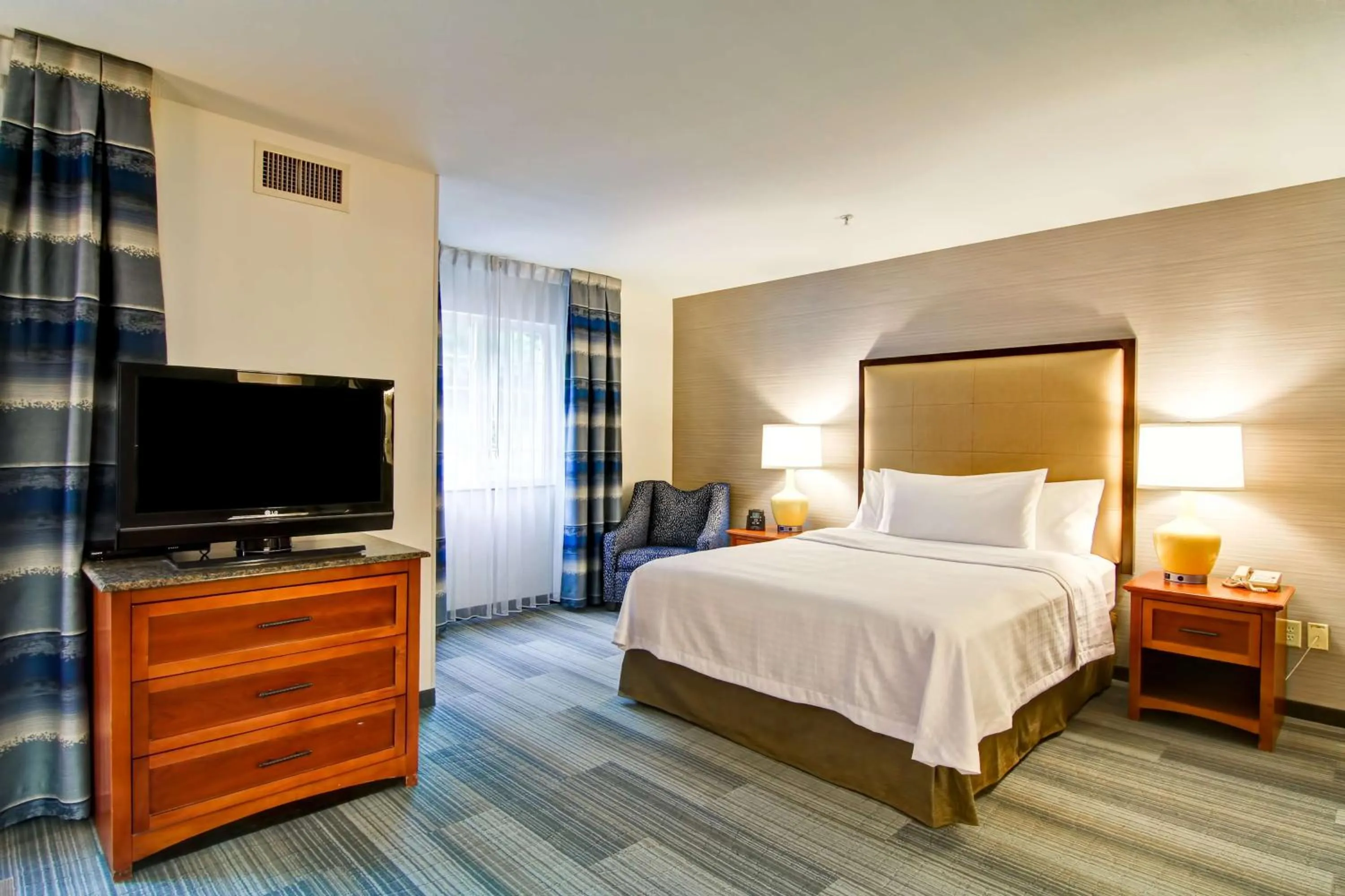 One-Bedroom Queen Suite with One Queen Bed and Sofa Bed with Bath Tub - Disability Access in Homewood Suites by Hilton Stratford