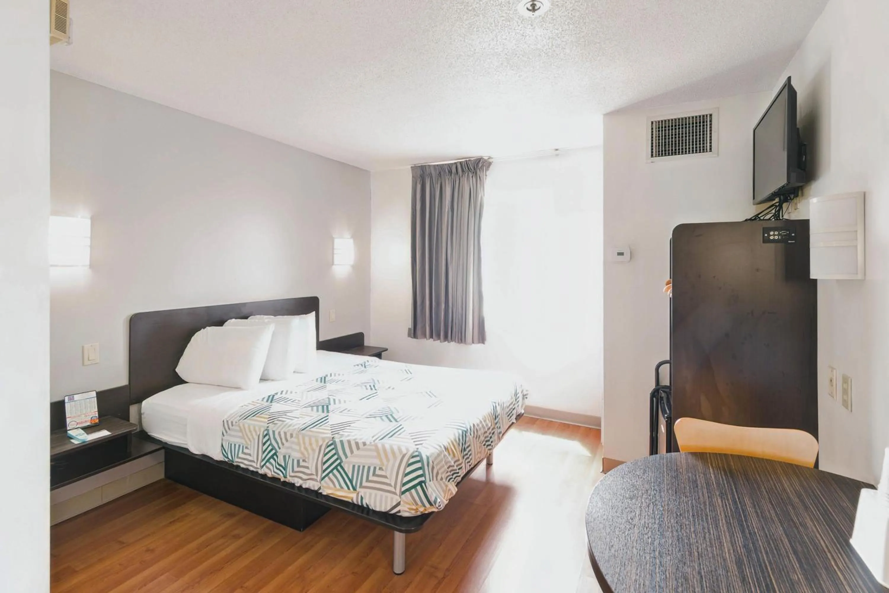 Deluxe Queen Room - single occupancy - Non-Smoking in Motel 6-Milan, OH - Sandusky