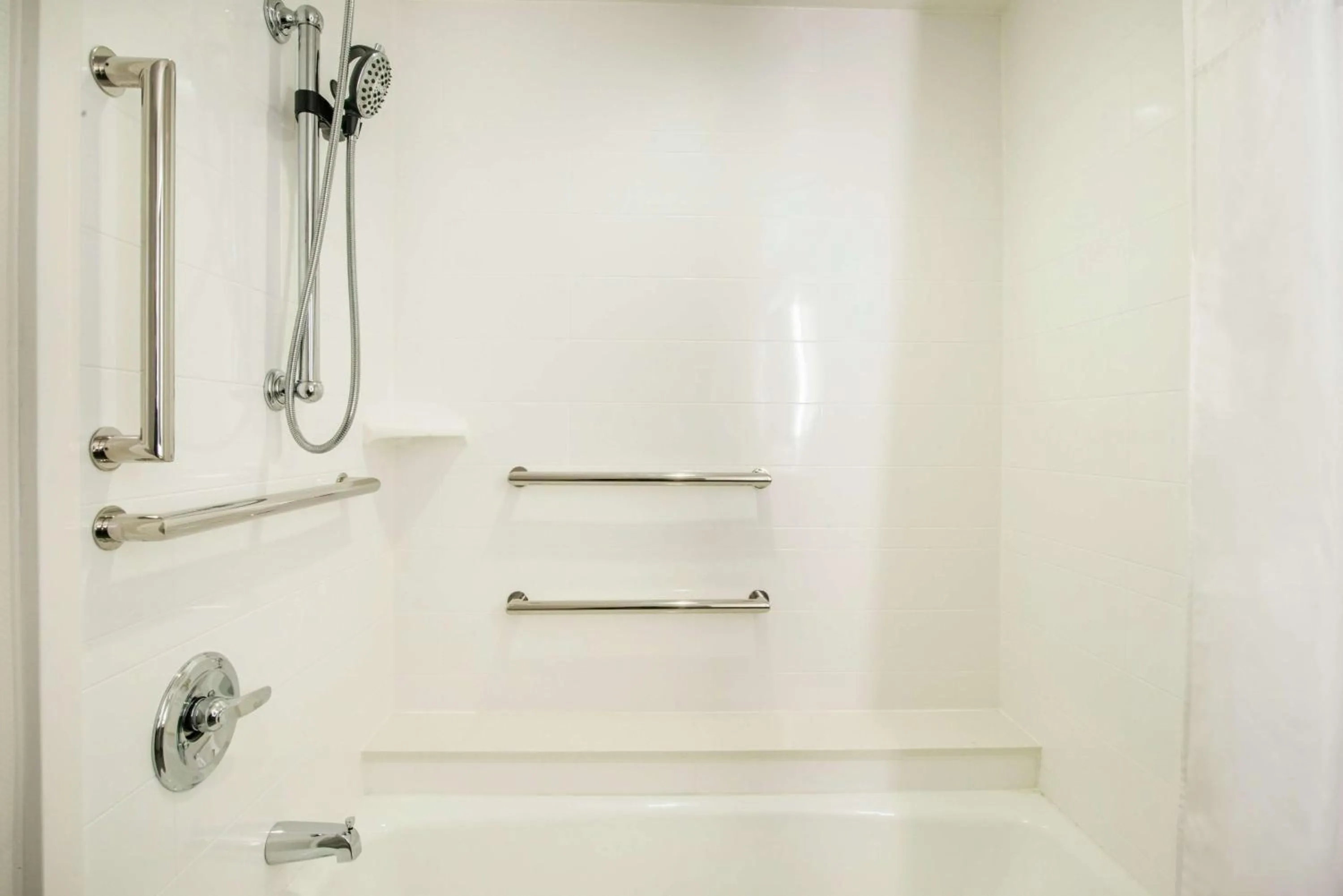 King Room with Accessible Tub - Mobility and Hearing Access/Non-Smoking in Hampton Inn & Suites Legacy Park-Frisco