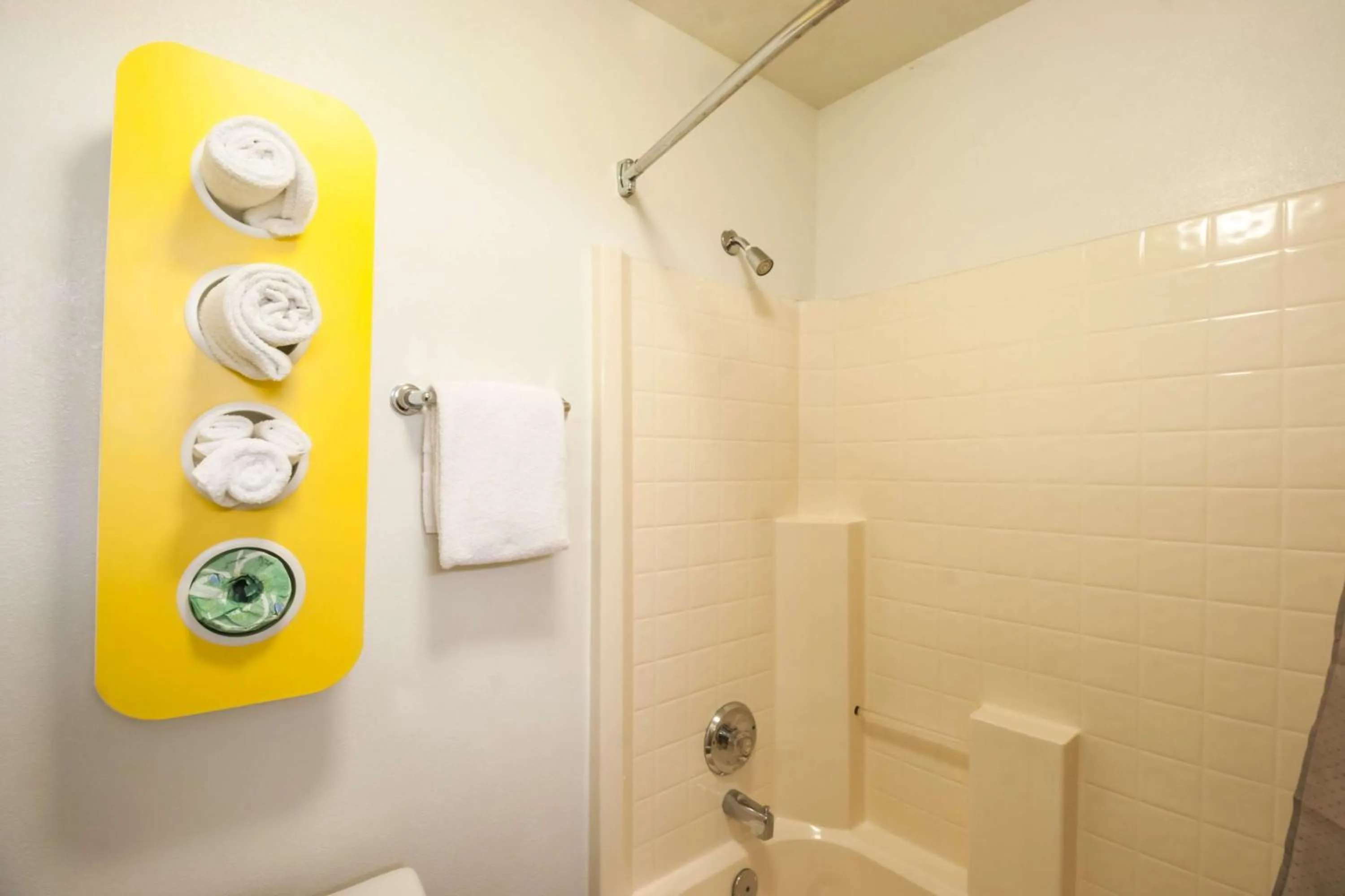 Queen Room - single occupancy - Non-Smoking in Motel 6-Seaside, OR