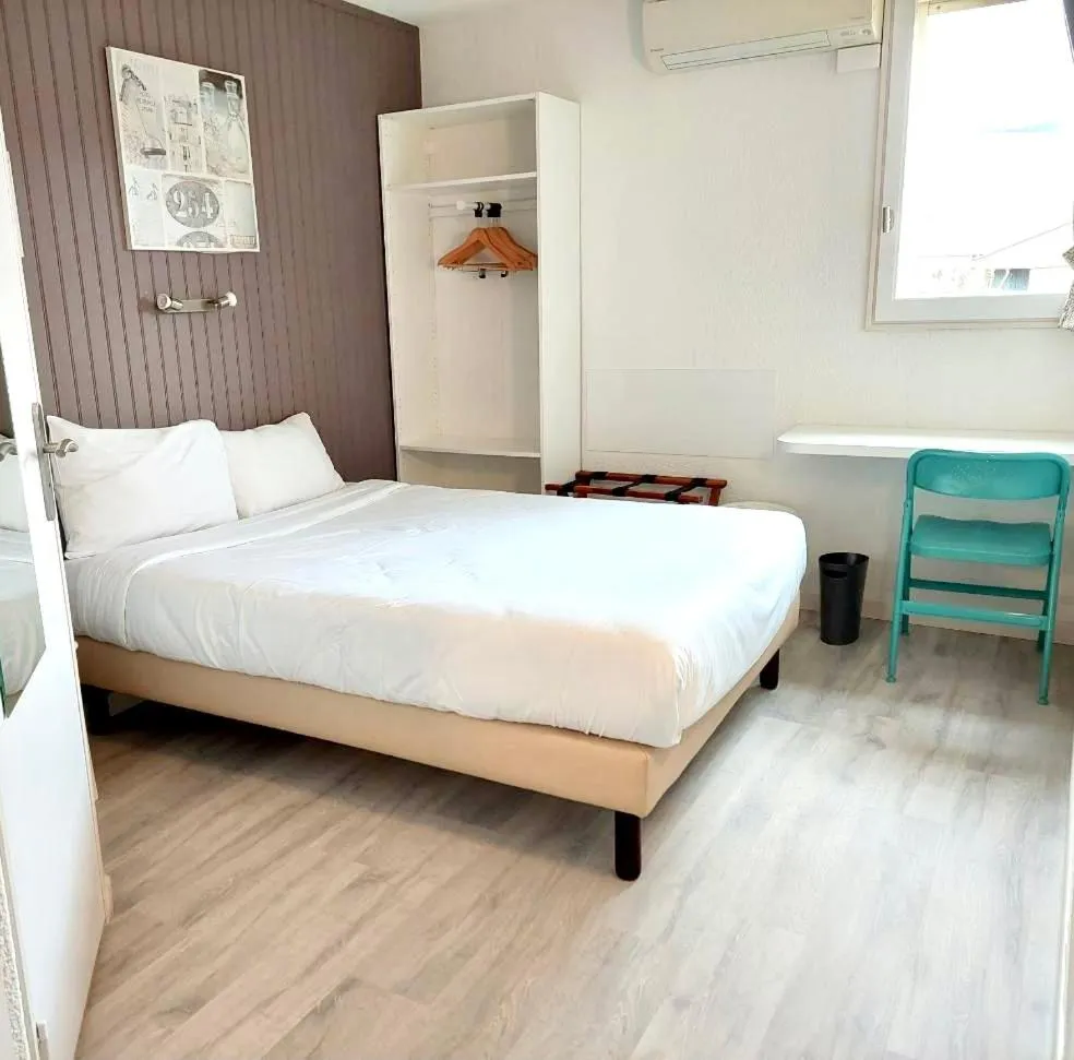 Double Room in Logis Hôtel- Hôtel Restaurant Le Rialto