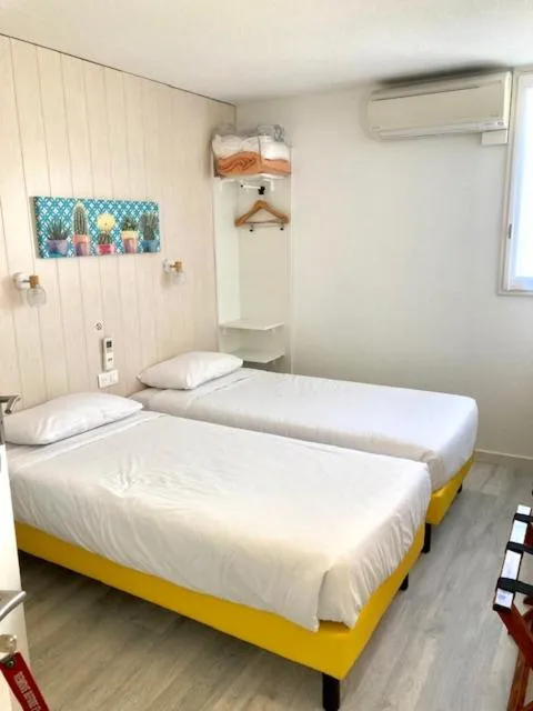 Twin Room in Logis Hôtel- Hôtel Restaurant Le Rialto