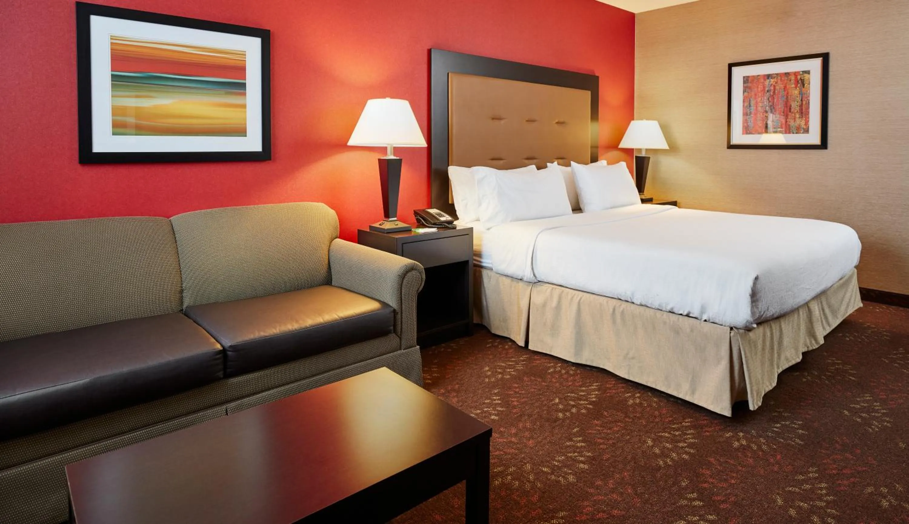 King Room with Sofa Bed in Holiday Inn Cincinnati Airport by IHG