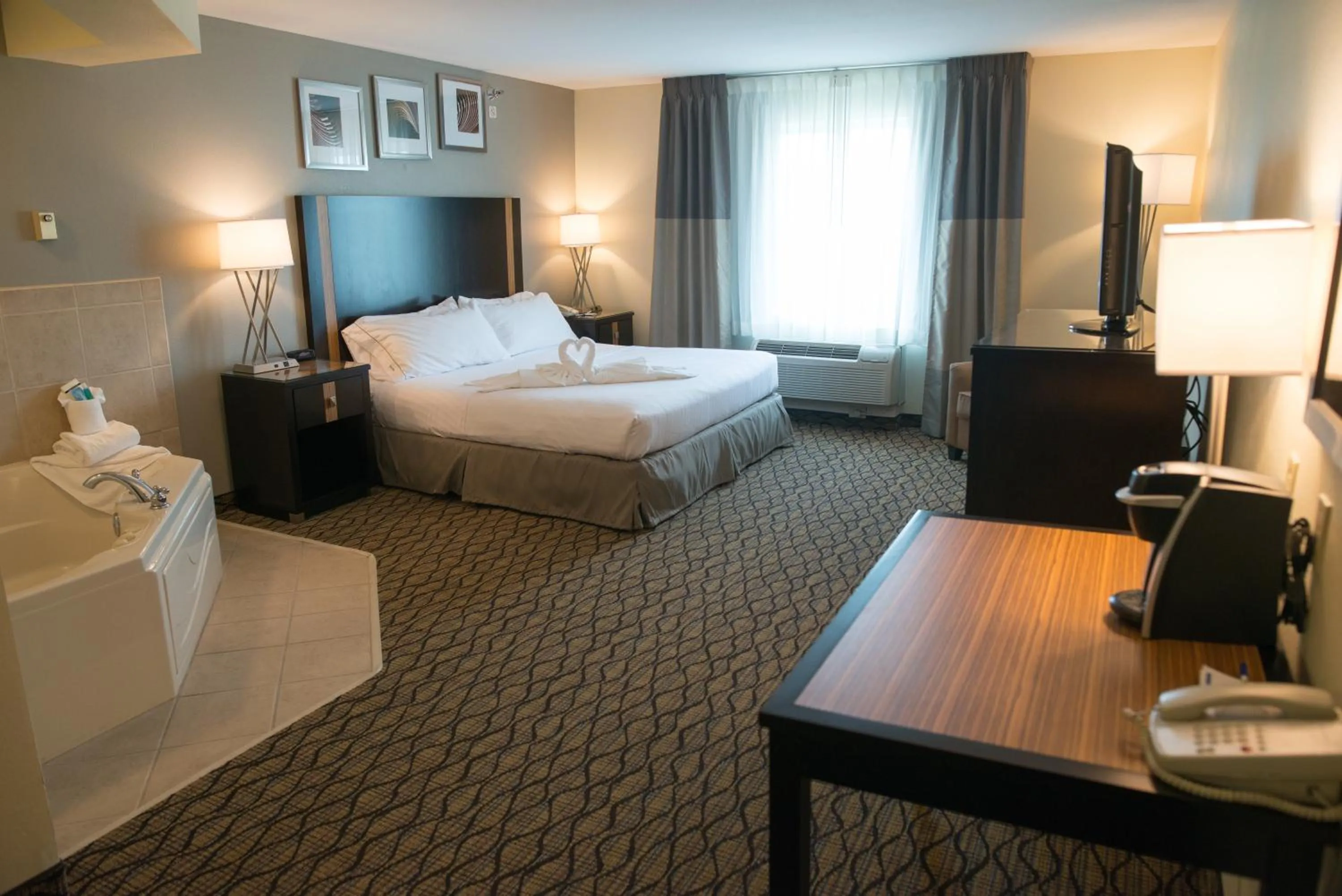 King Room with Whirlpool - Non-Smoking in Holiday Inn Express Hotel & Suites Chanhassen by IHG
