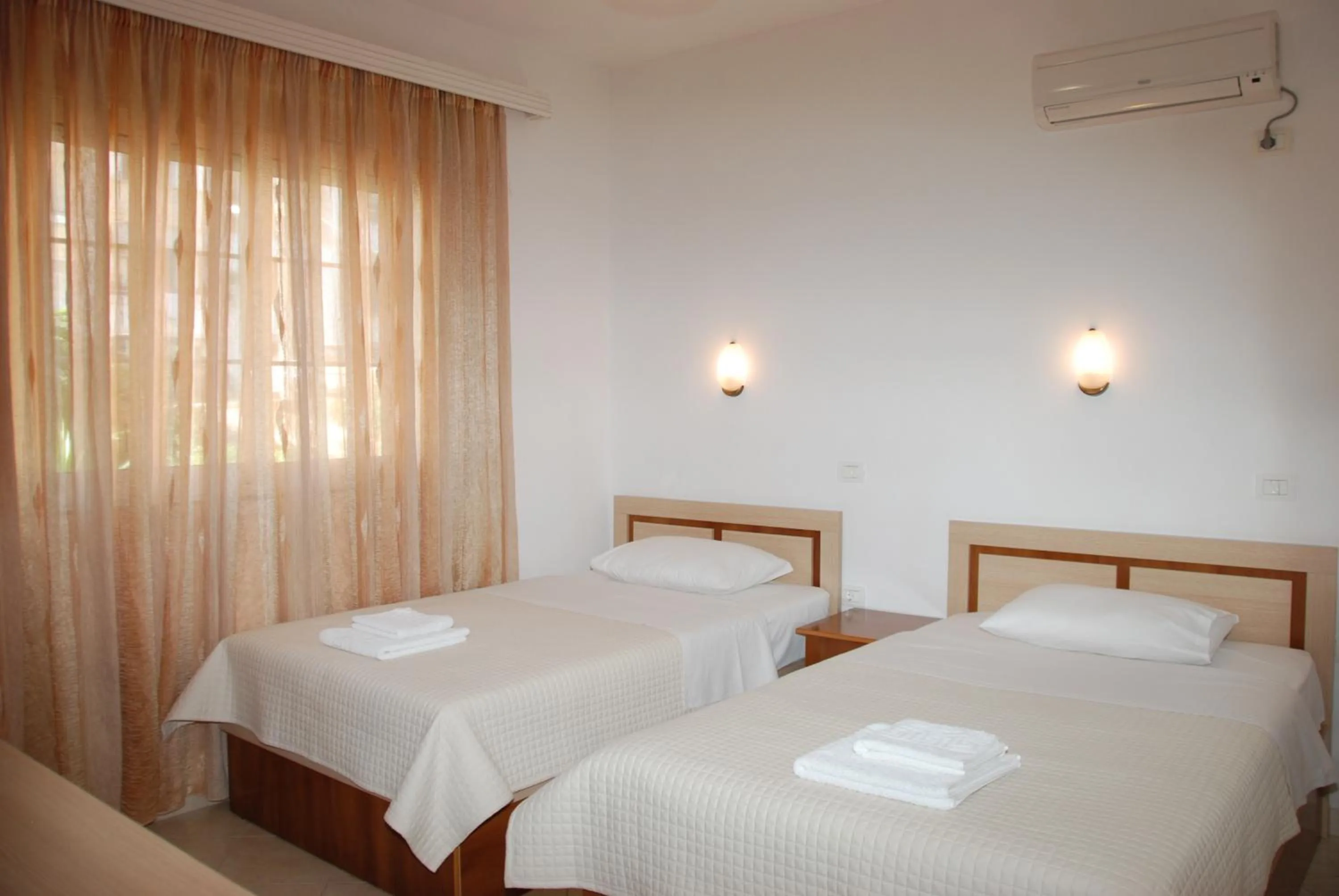 Standard Twin Room in Hotel Mano