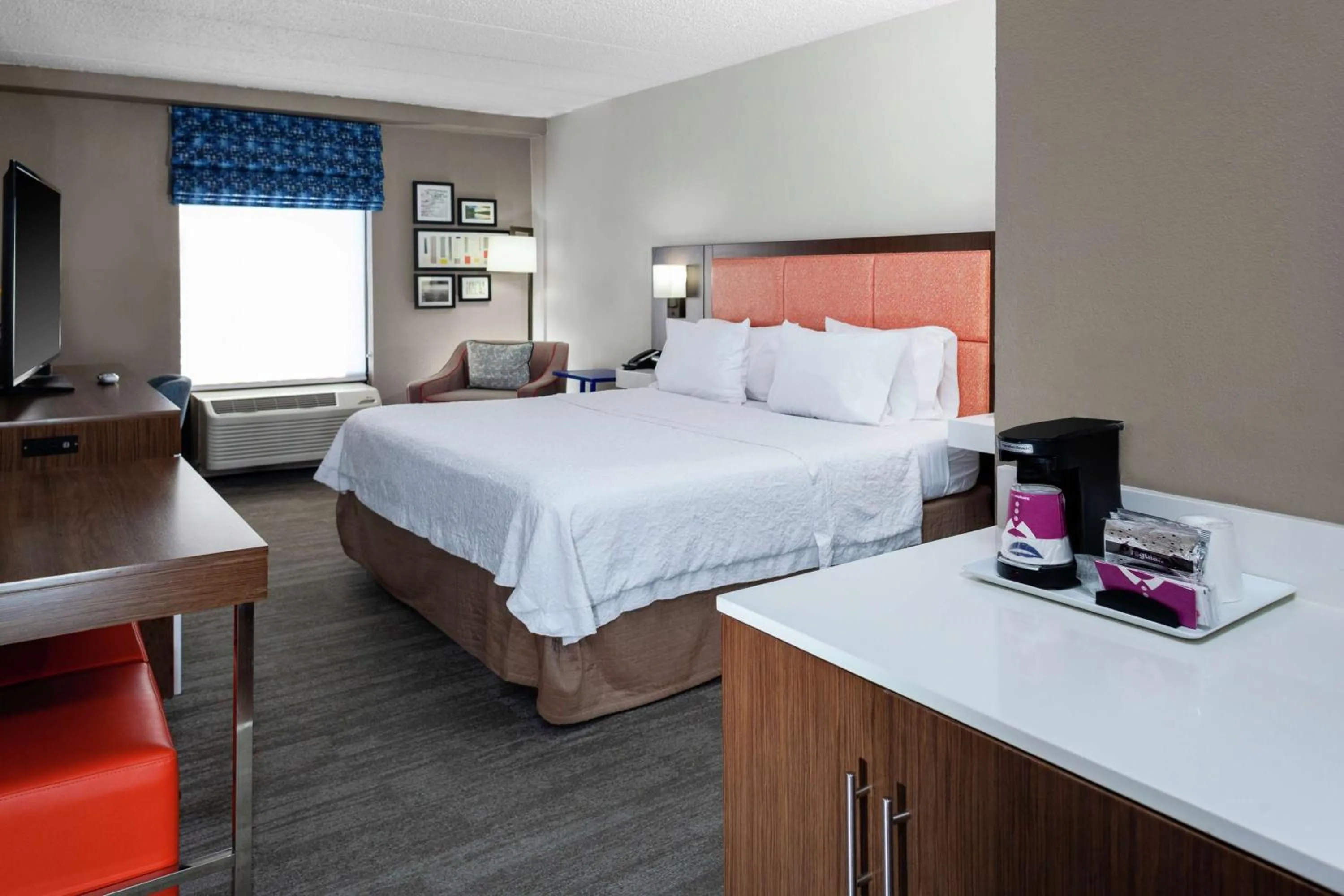 King Room - Non-Smoking in Hampton Inn Woodbridge