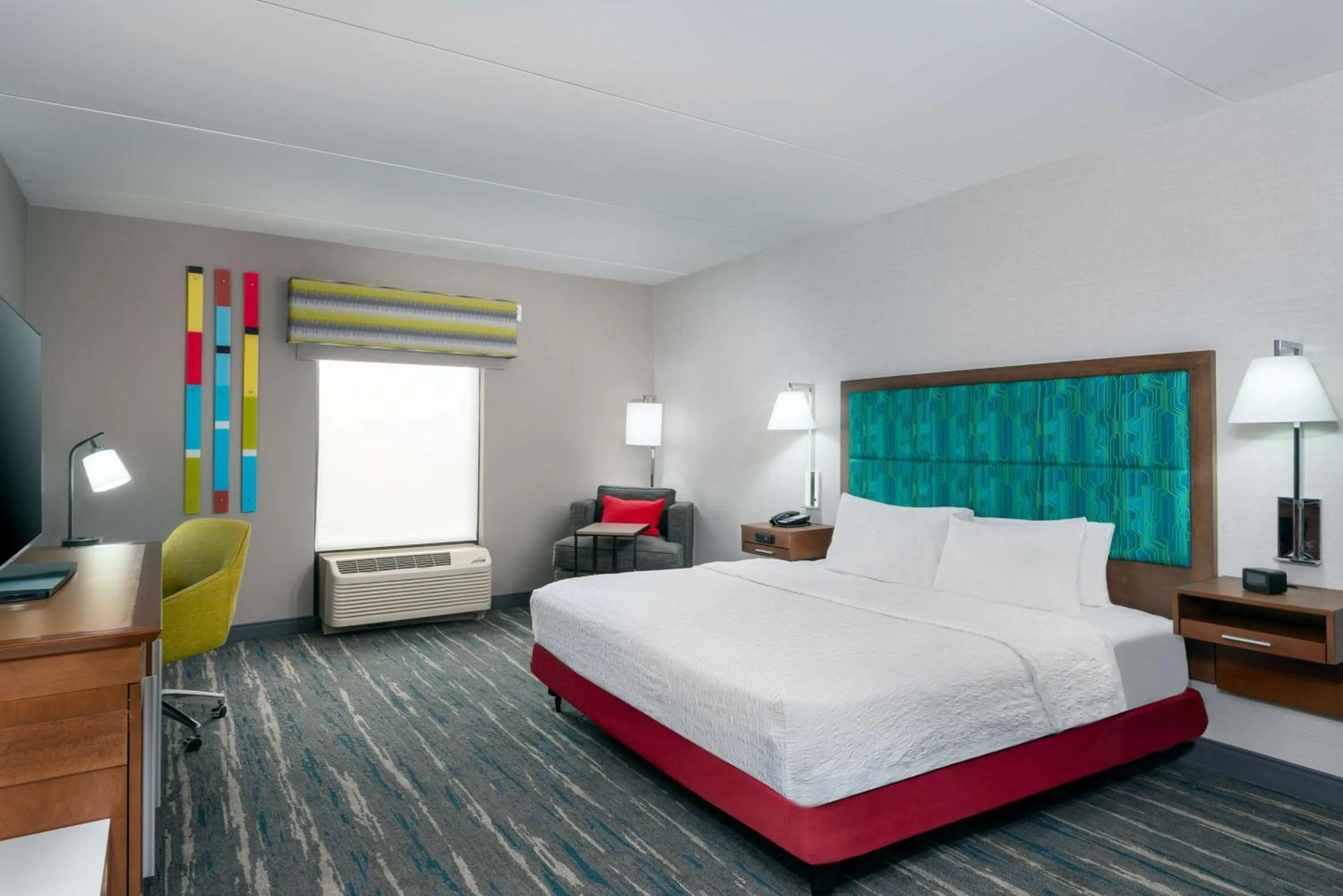 King Room with Roll-In Shower - Mobility Access/Non-Smoking in Hampton Inn Coventry-Warwick Area