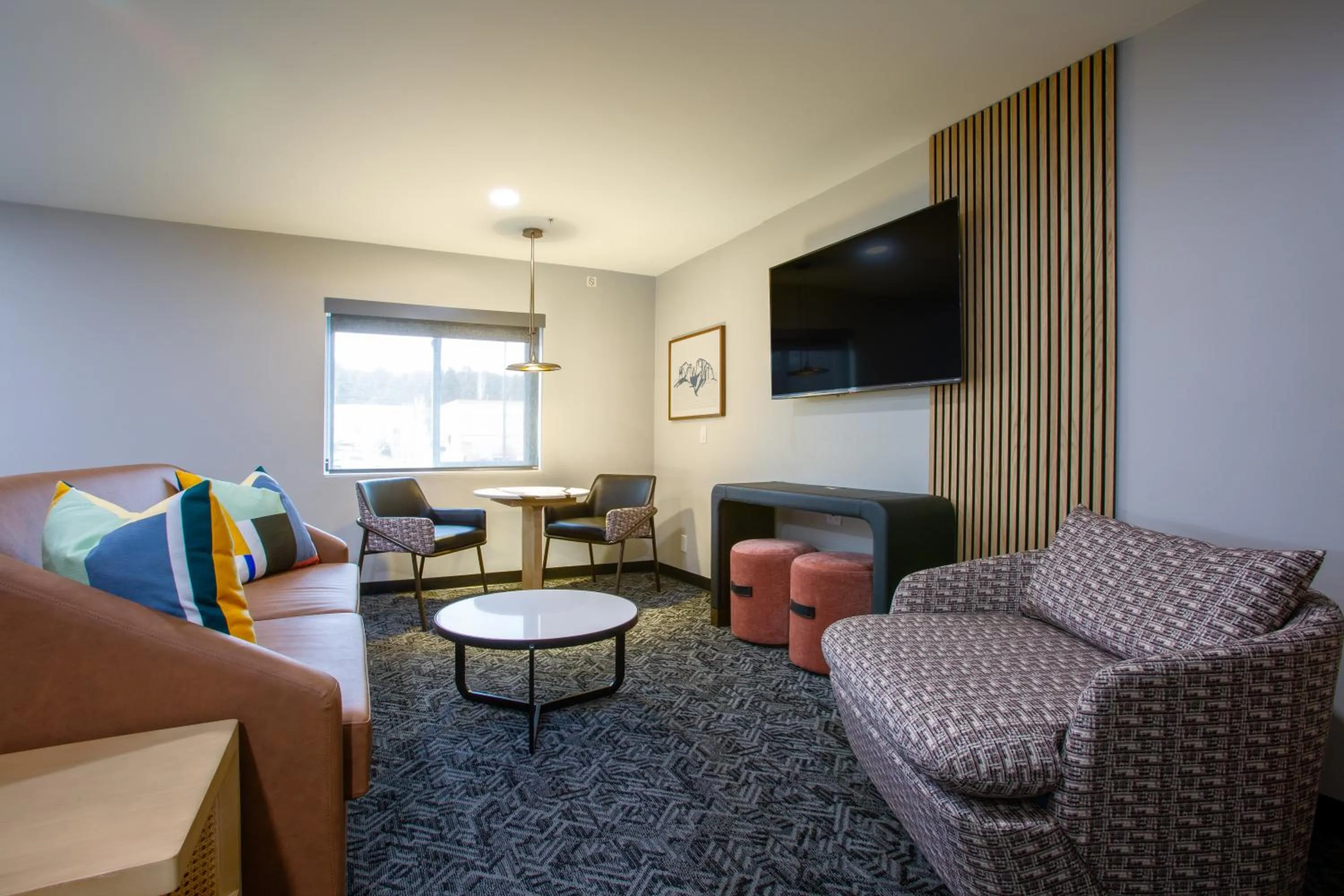 King Suite with Bath and Shower in voco Flagstaff by IHG