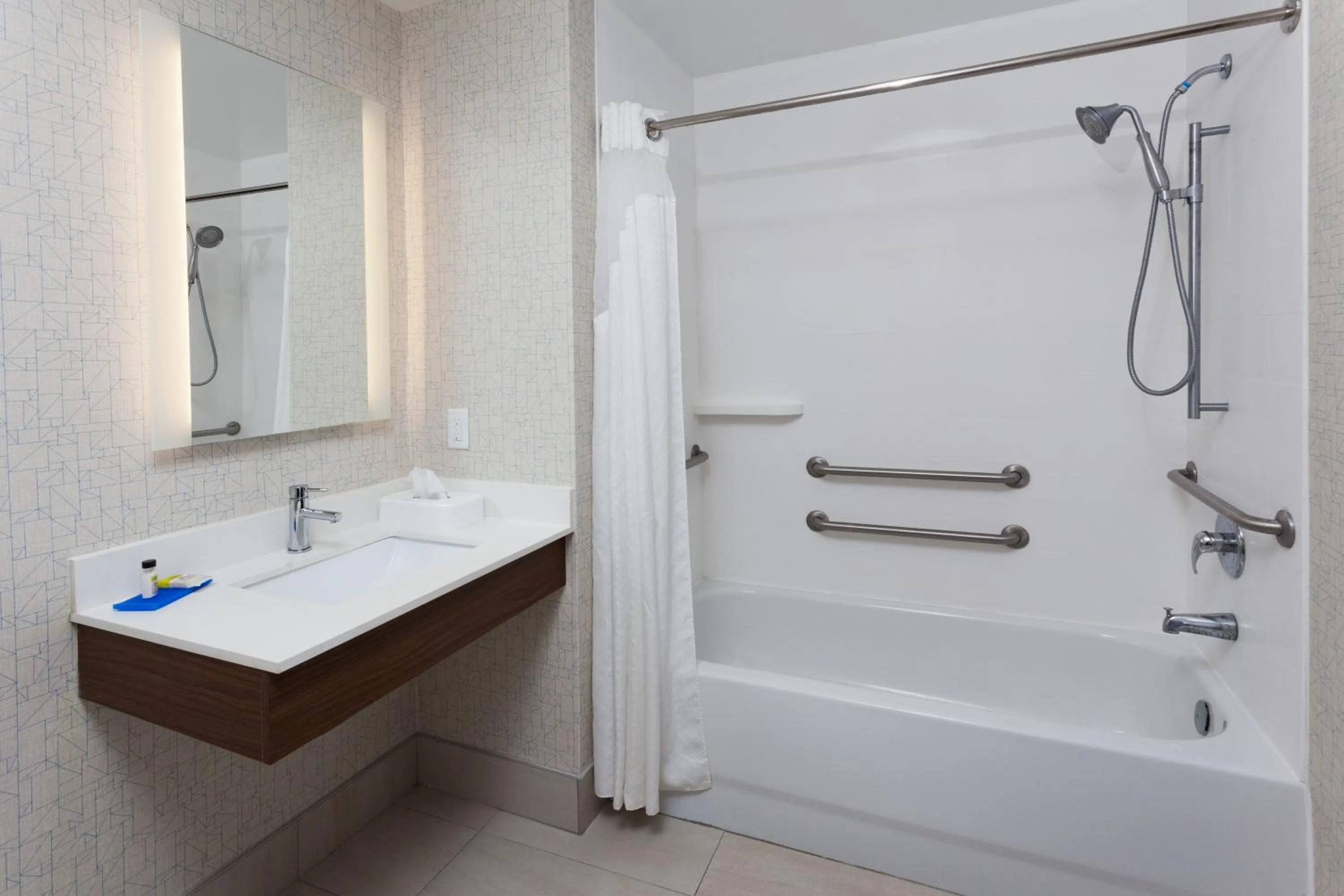 Standard King Room with Mobility Accessible Tub in Holiday Inn Express Hotel & Suites Dothan North by IHG