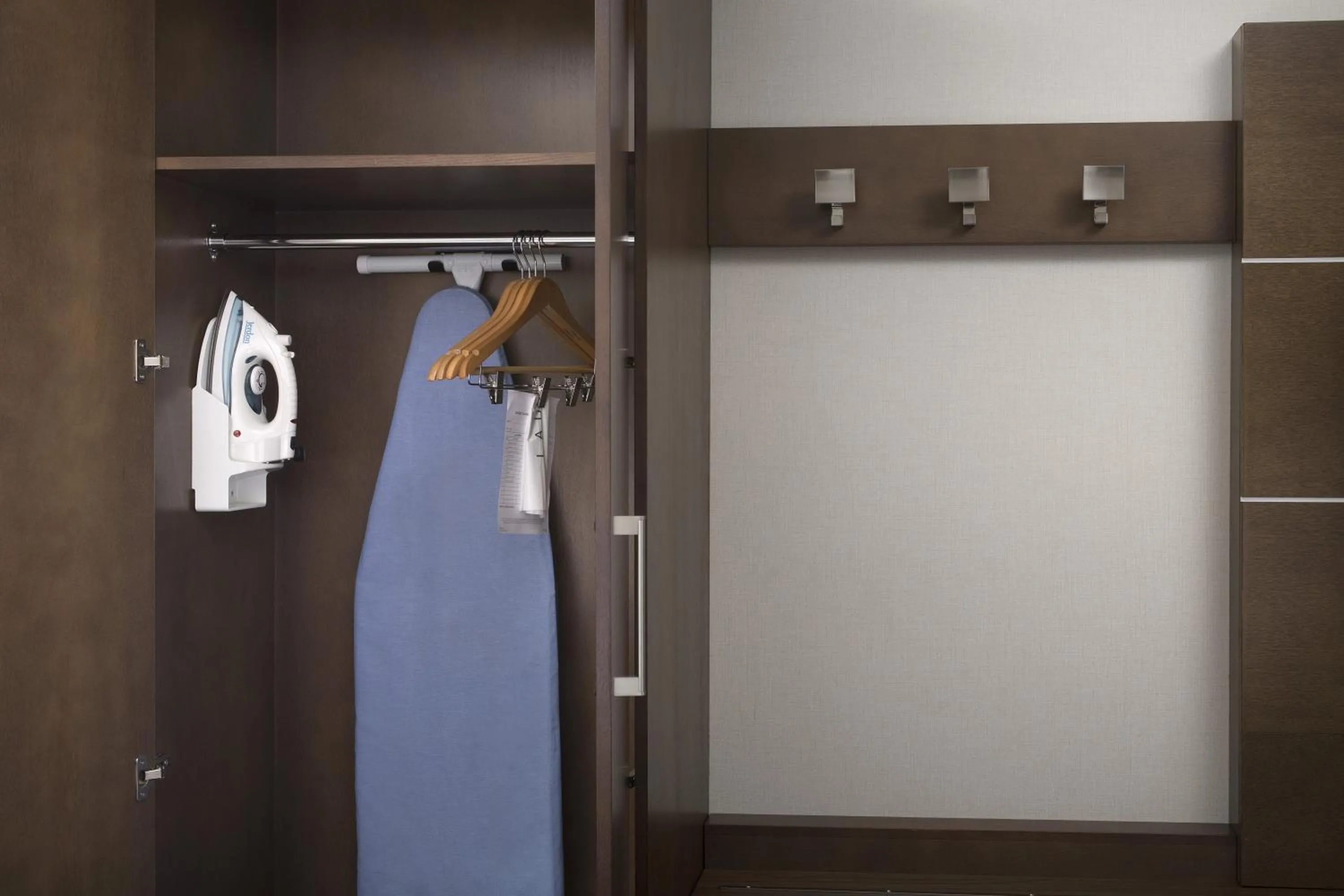 Standard King Room with Roll-In Shower - Mobility Access in Holiday Inn Express Andover North - Lawrence by IHG