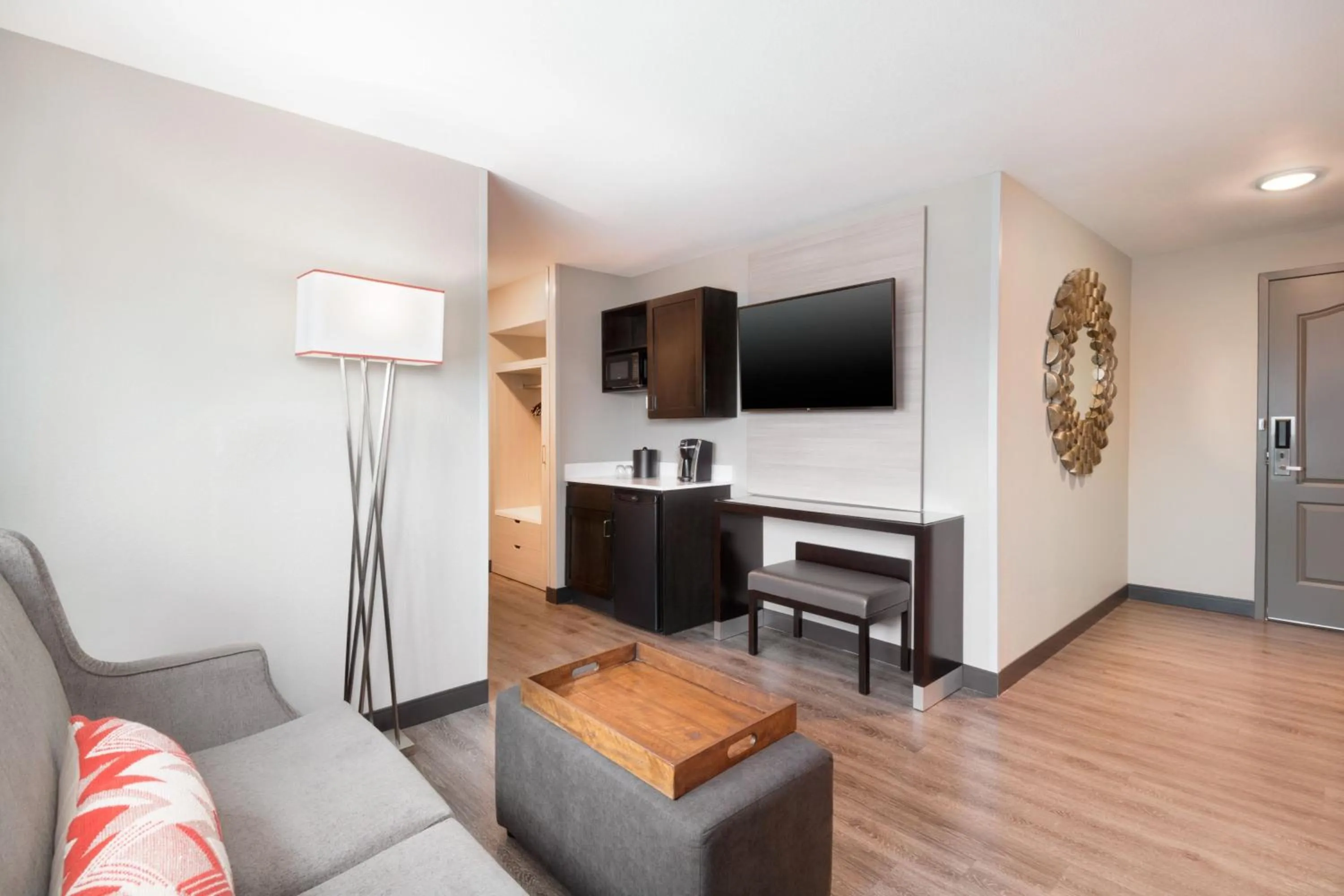 Corner Queen Suite with Sofa Bed in INN at GREEN ST