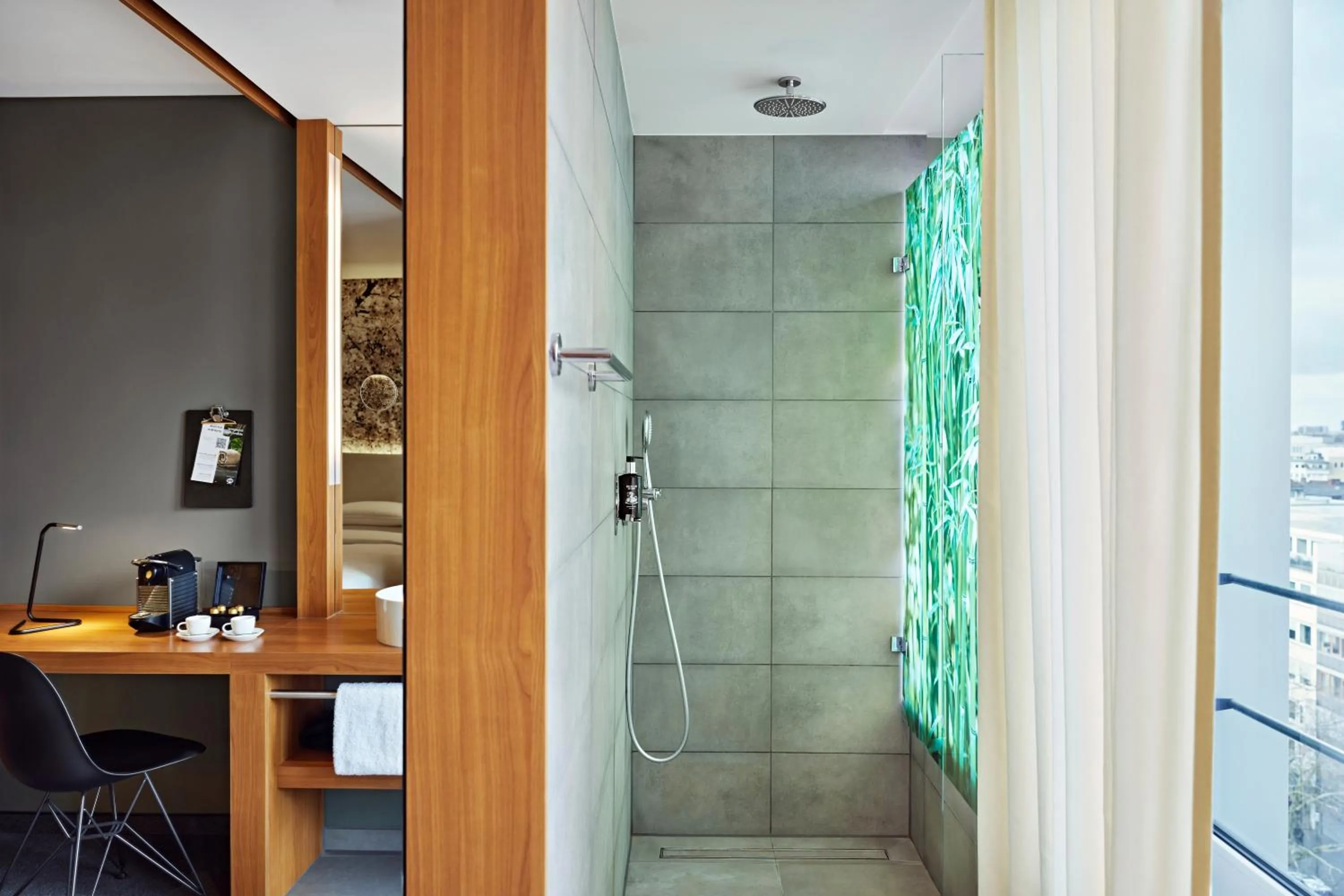 Deluxe Queen Room in Me and All Hotel Dusseldorf, by Hyatt