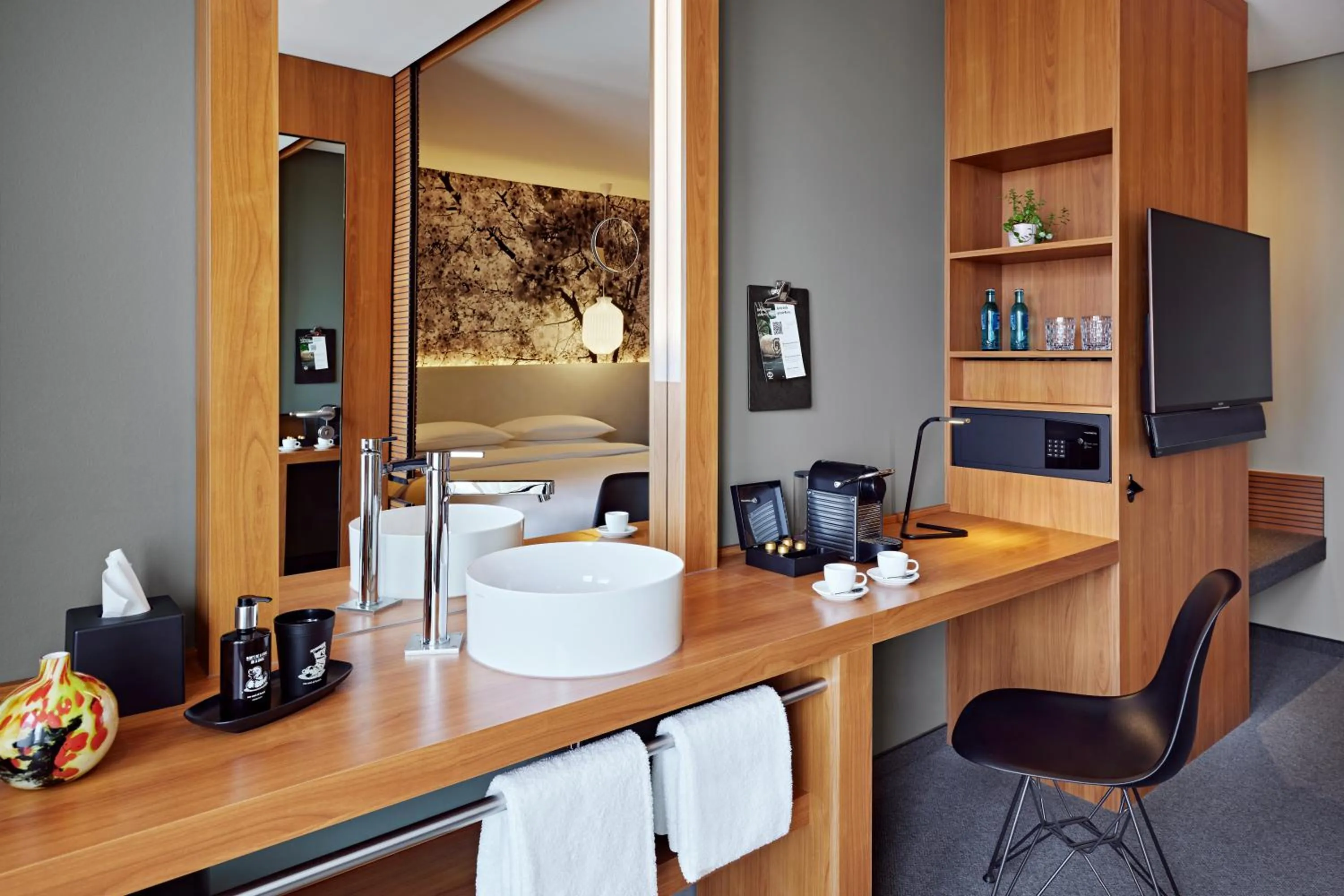 Deluxe Queen Room with City View in Me and All Hotel Dusseldorf, by Hyatt