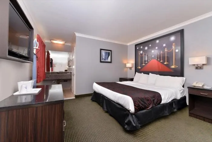 Standard Queen Room in Americas Best Value Inn Hollywood