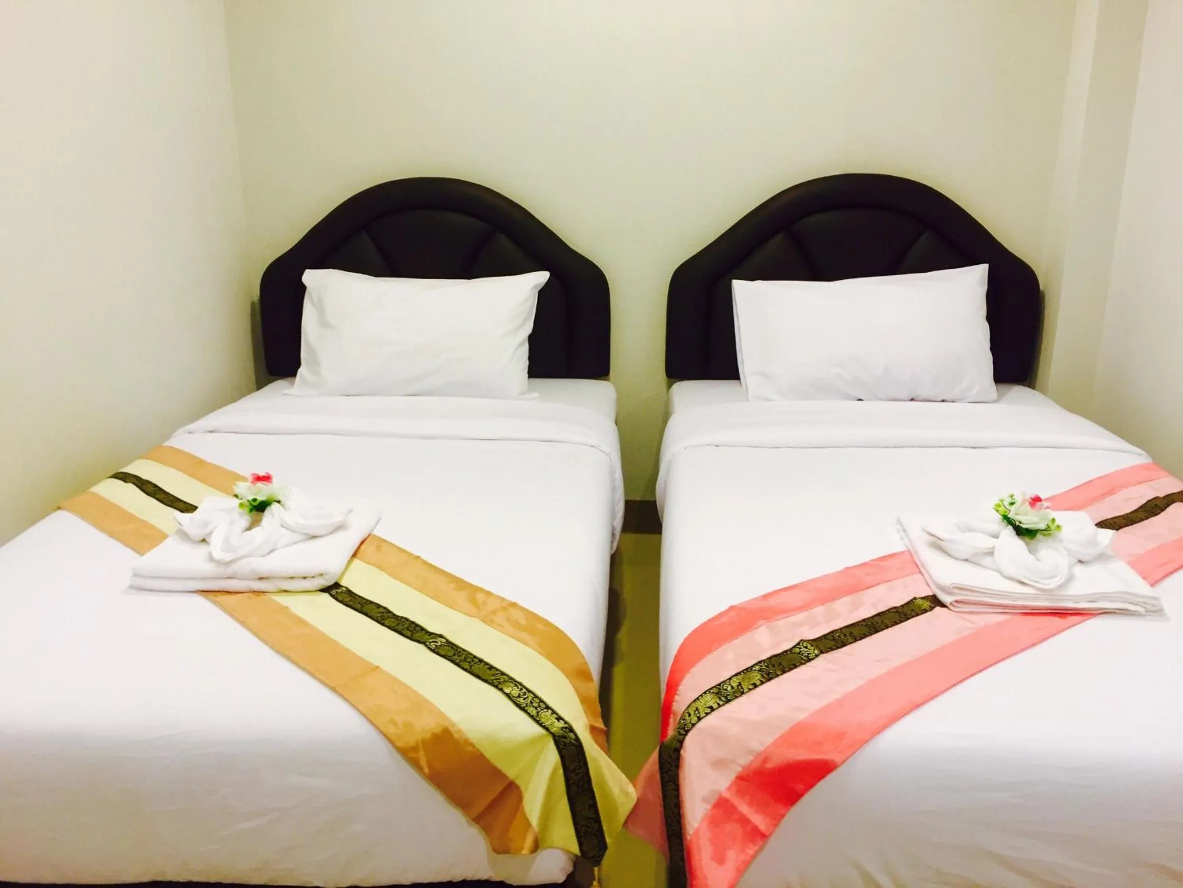 Economy Twin Room in Retro Twin Home @Maesot