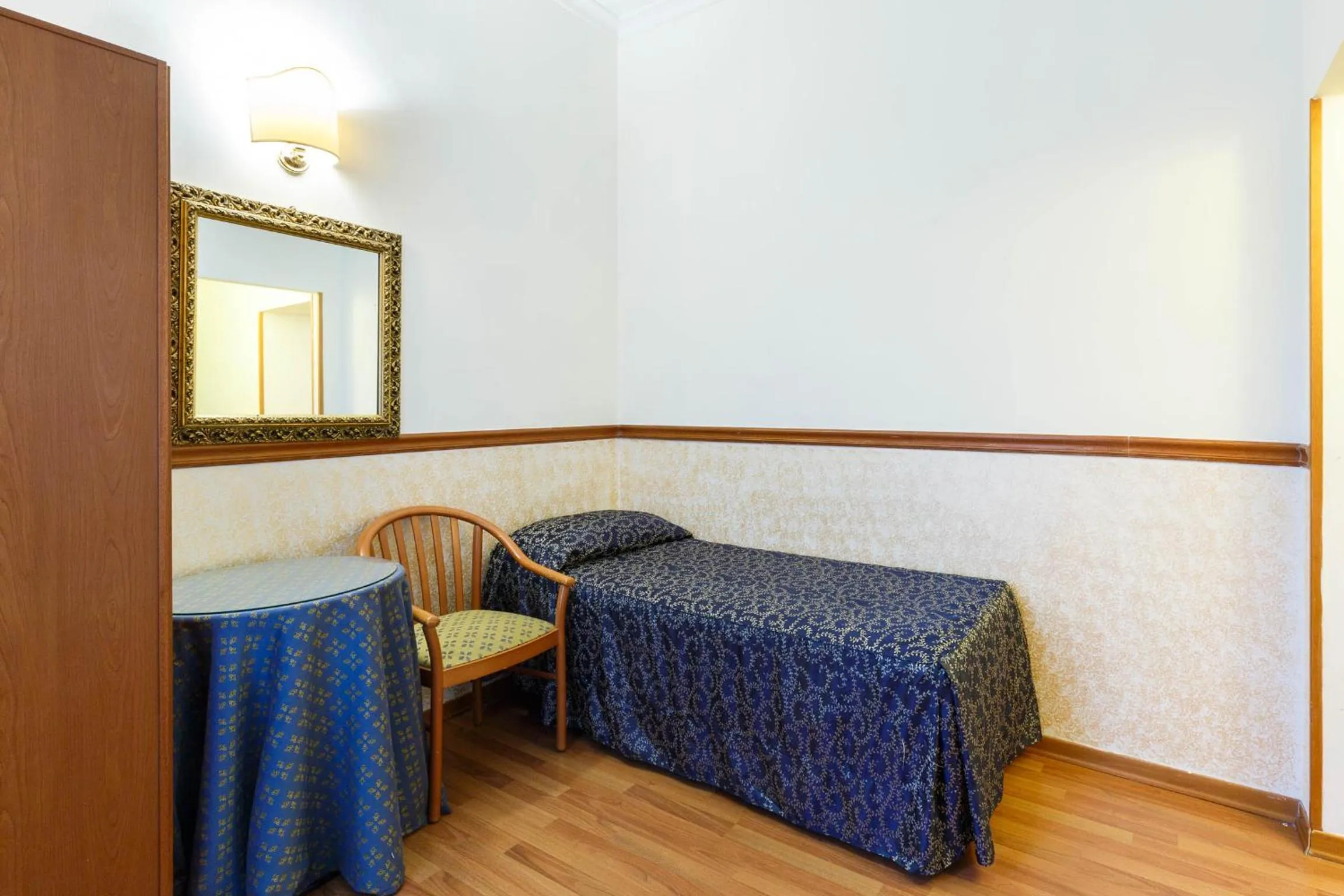 Comfort Triple Room in Hotel Paris