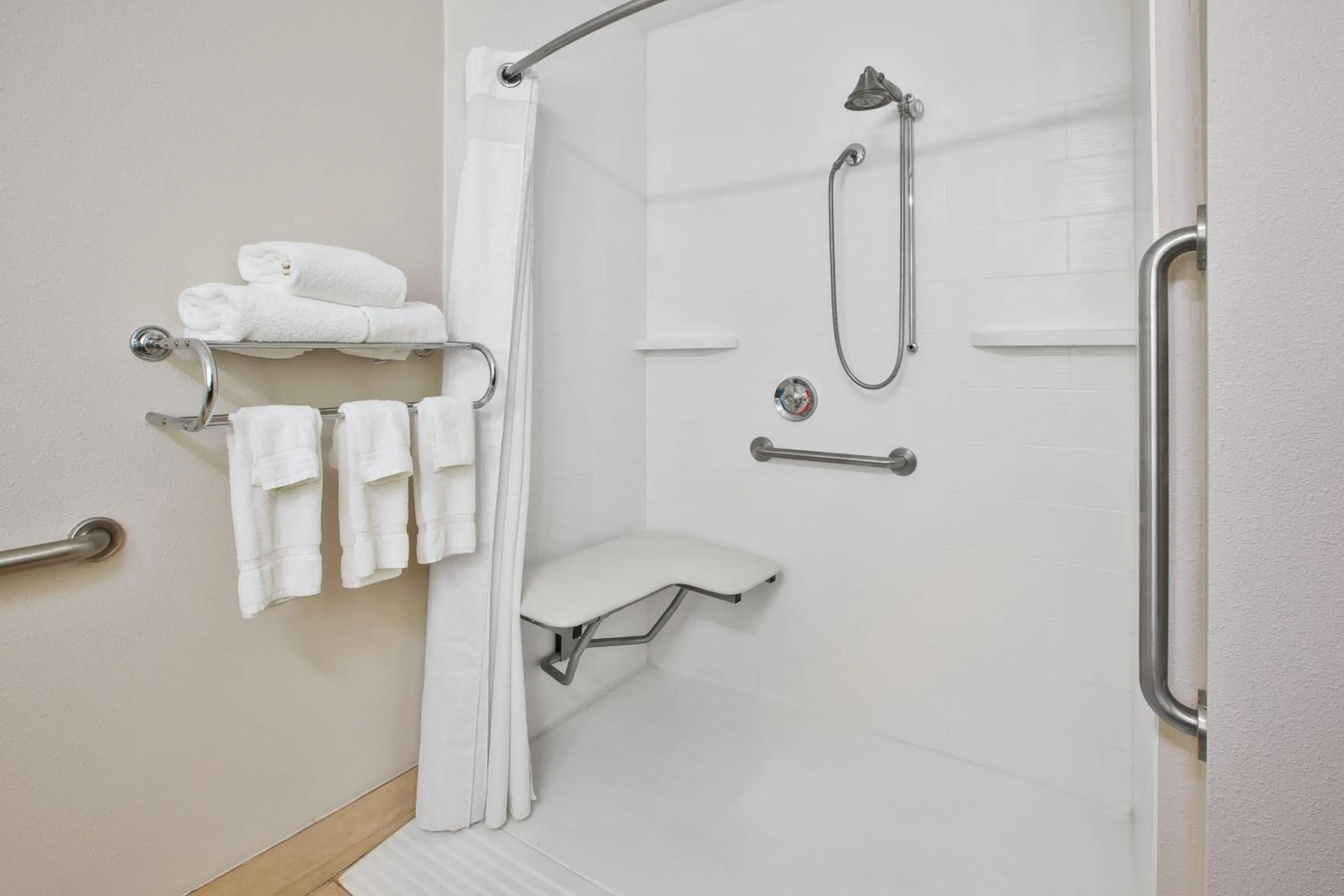 One Bed Studio Hear Access Roll Shower - Non-Smoking in Holiday Inn Express Hotel & Suites Cincinnati Northeast-Milford by IHG