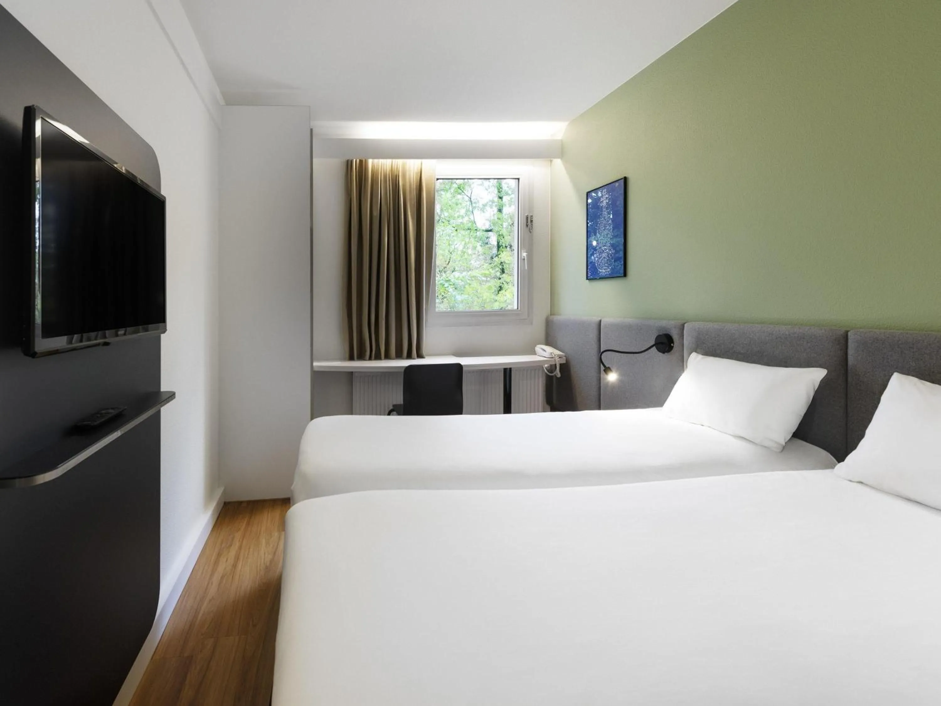Standard Twin Room in ibis Nancy-Brabois
