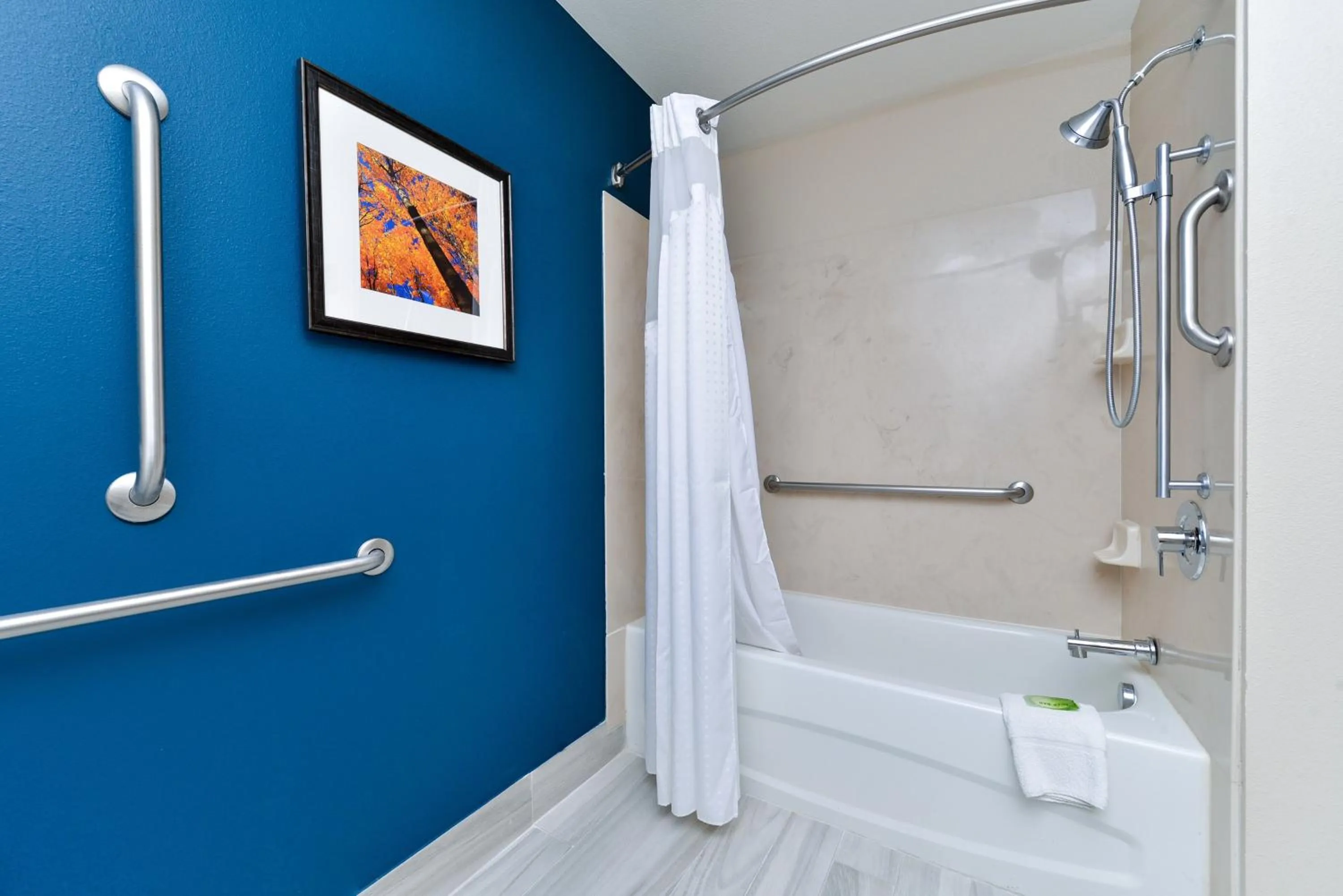 Queen Room with Two Queen Beds - Mobility Access Tub/Non-Smoking in Holiday Inn Express Albuquerque N - Bernalillo by IHG