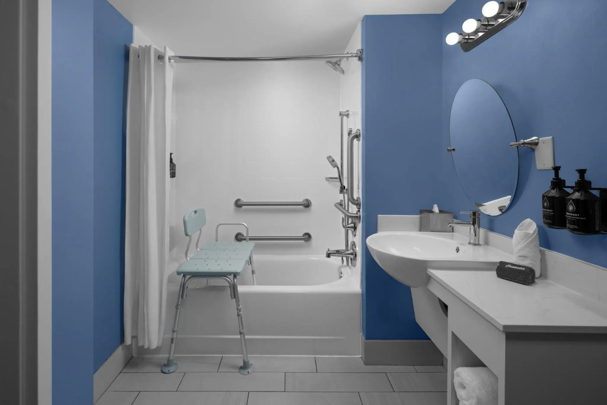 Standard King Room with Mobility Accessible Tub in Hotel Indigo Mount Pleasant by IHG