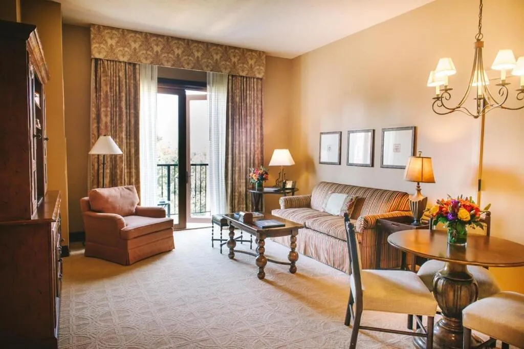 Suite with Pool View in Hotel Granduca Houston