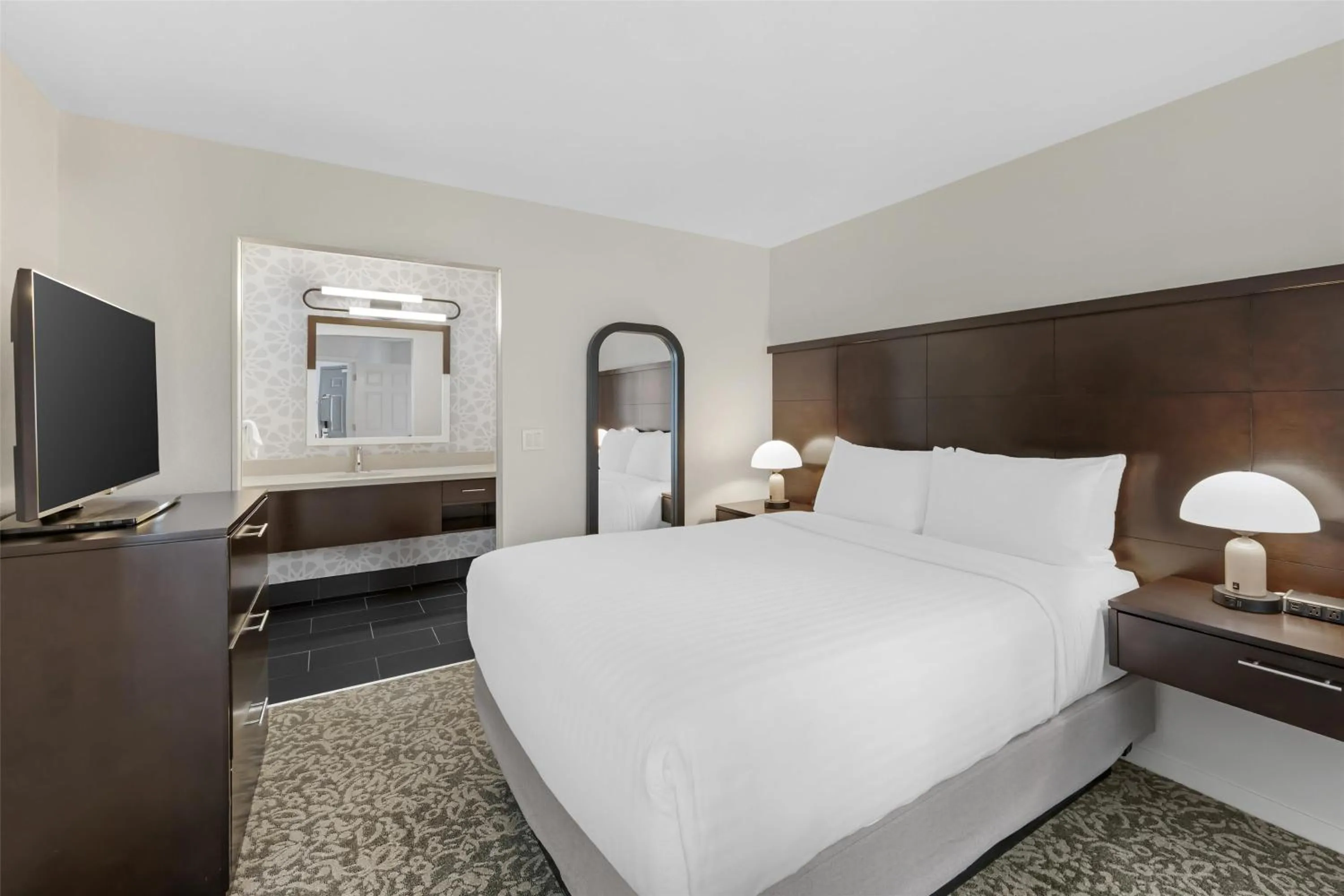 Two-Bedroom King and Queen Bed Suite in Sonesta ES Suites Chatsworth