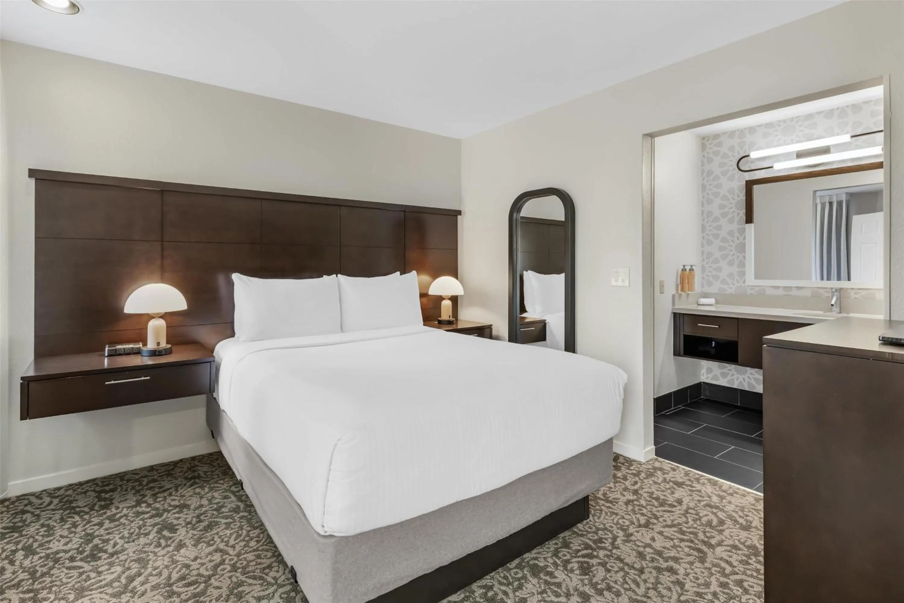 One-Bedroom Queen Suite in Sonesta ES Suites Chatsworth